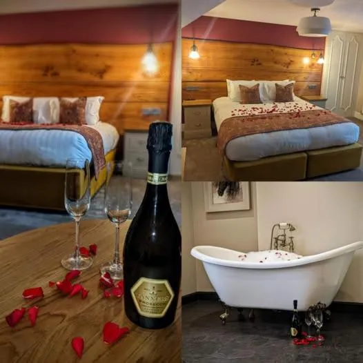 Bathroom, Bed in The Castle Coaching Inn