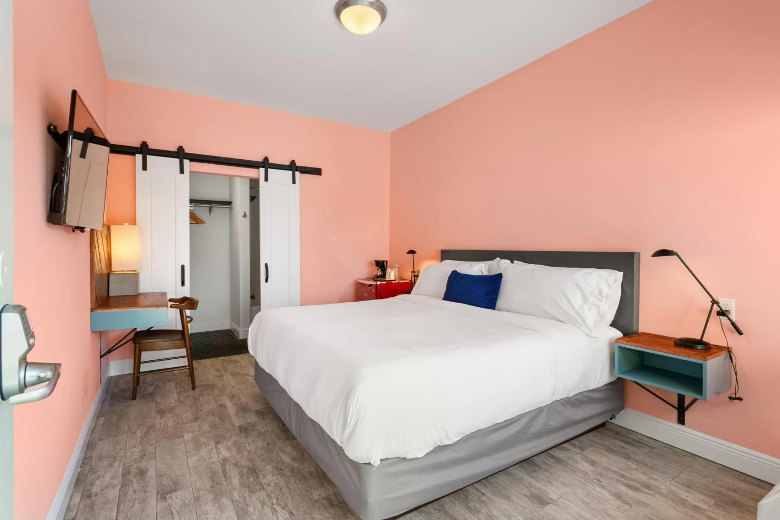 Photo of the whole room, Bed in The Iris Motel