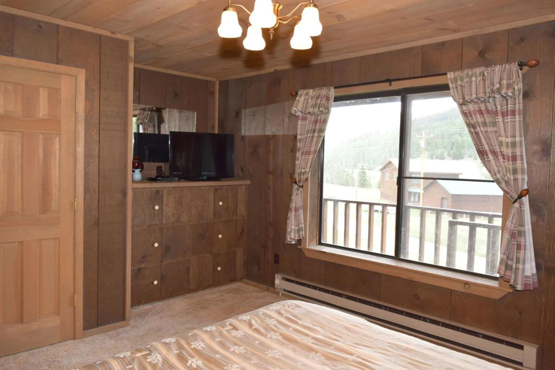 Bed in Artz Valley Cabin - WiFi - Satellite - Washer - Dryer - Wrap Around Deck - Wood Burning Fireplace - Secluded Setting