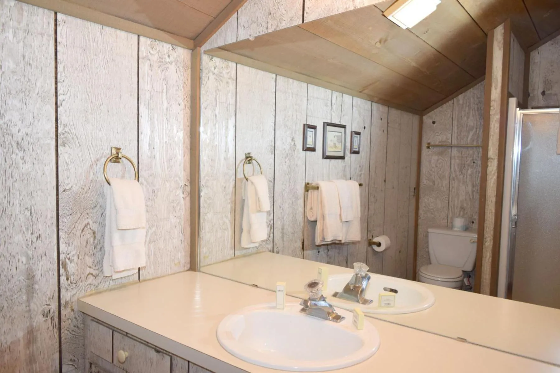 Artz Valley Cabin - WiFi - Satellite - Washer - Dryer - Wrap Around Deck - Wood Burning Fireplace - Secluded Setting