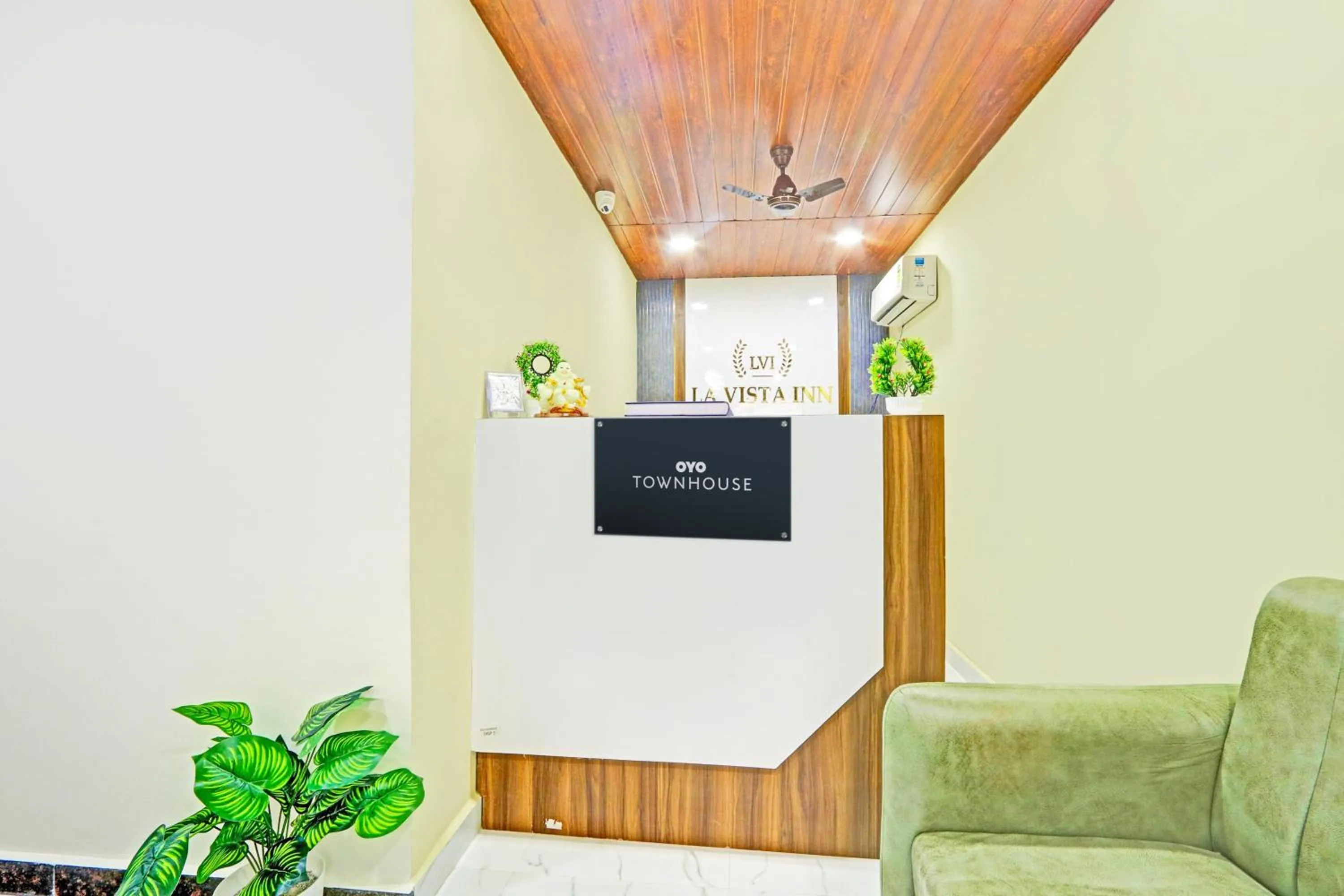 Lobby or reception in Townhouse La Vista Inn Grand Hotel