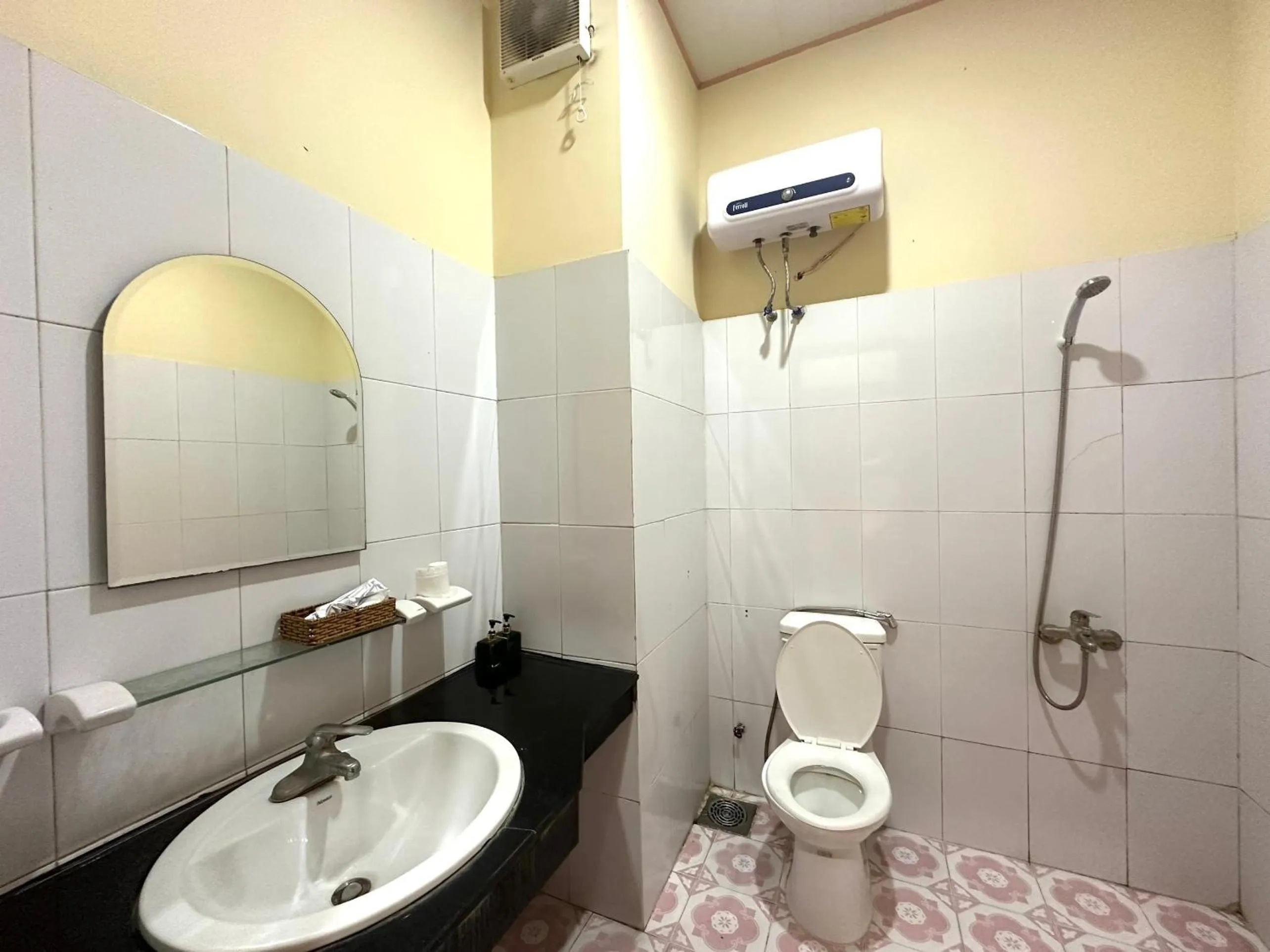 Bathroom in OYO 1246 Nha Khach Cuc Hau Can