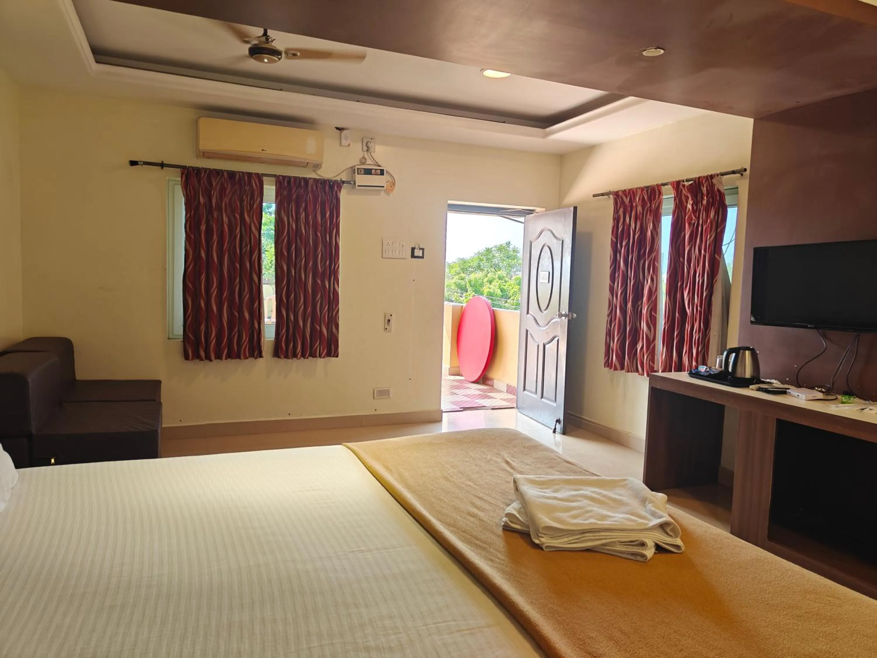 Photo of the whole room, Bed in Park Inn Beach Resort