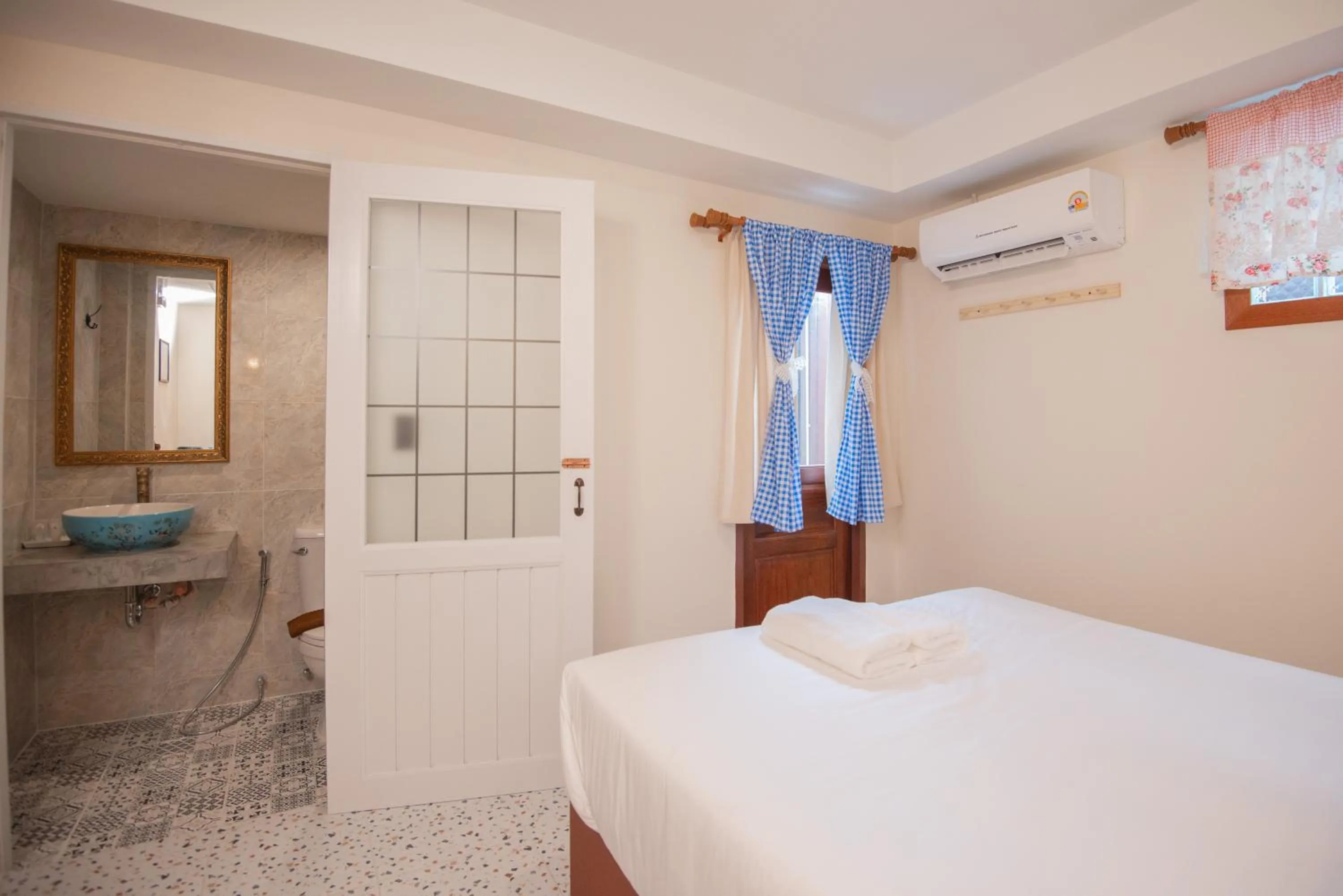 Bed in JB Home Bangkok - Victory monument