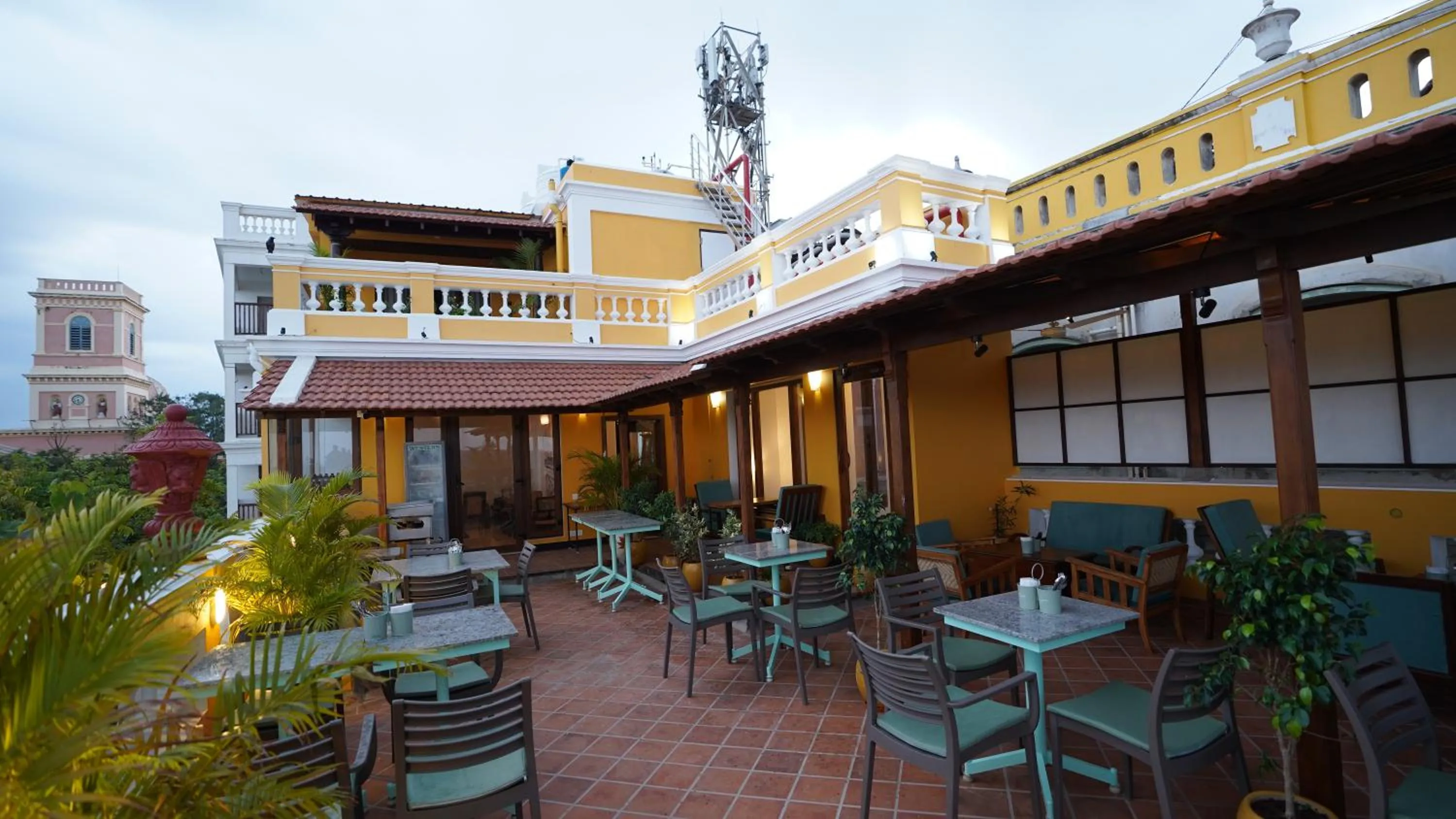 Restaurant/places to eat in La Plage Seaview Suites