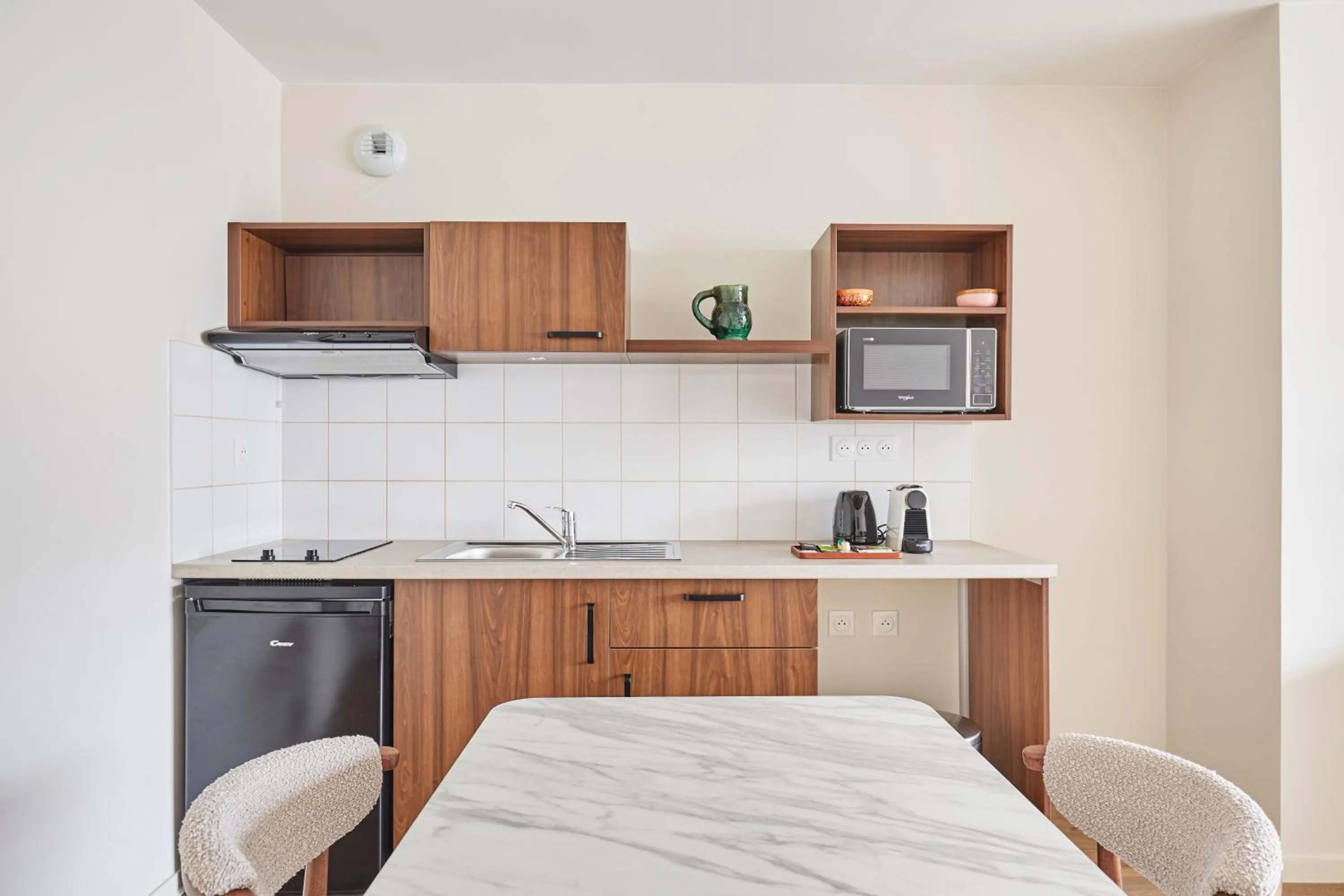 stove, Bed in Appart Hotel Paris Levallois Maurice Ravel