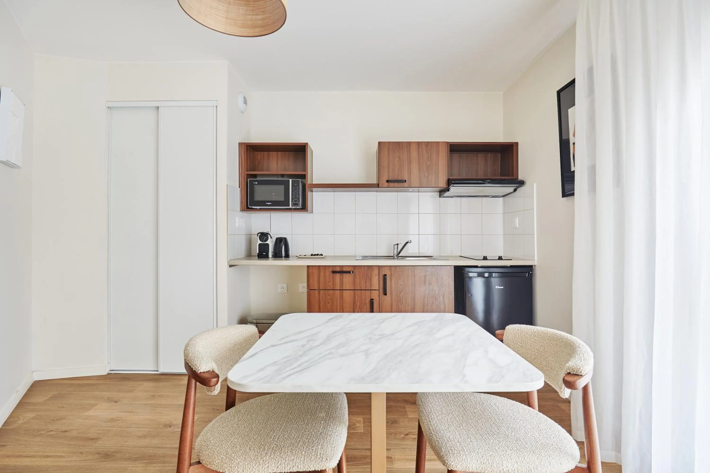 Kitchen or kitchenette in Appart Hotel Paris Levallois Maurice Ravel