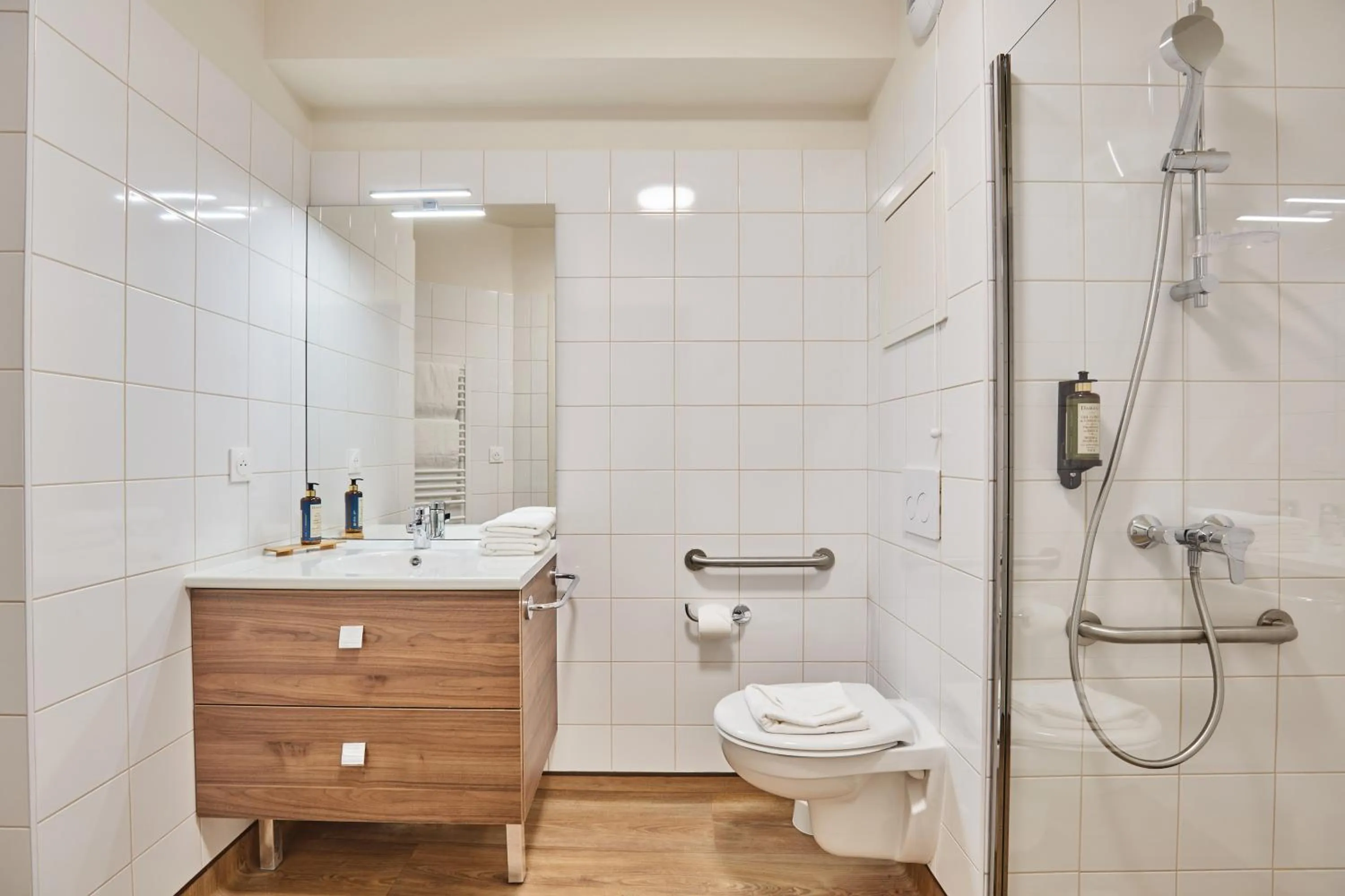 Bathroom in Appart Hotel Paris Levallois Maurice Ravel