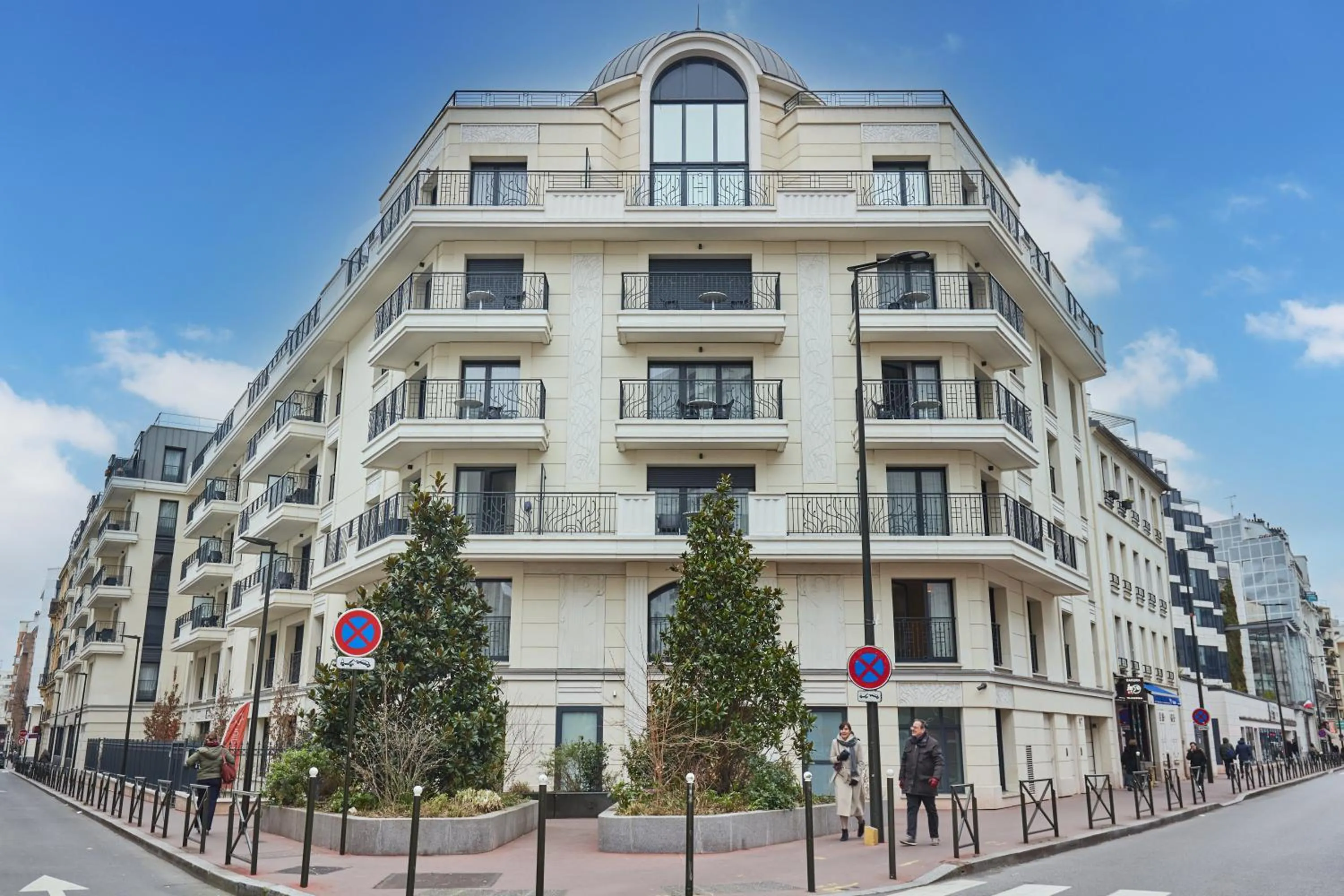 Property building in Appart Hotel Paris Levallois Maurice Ravel