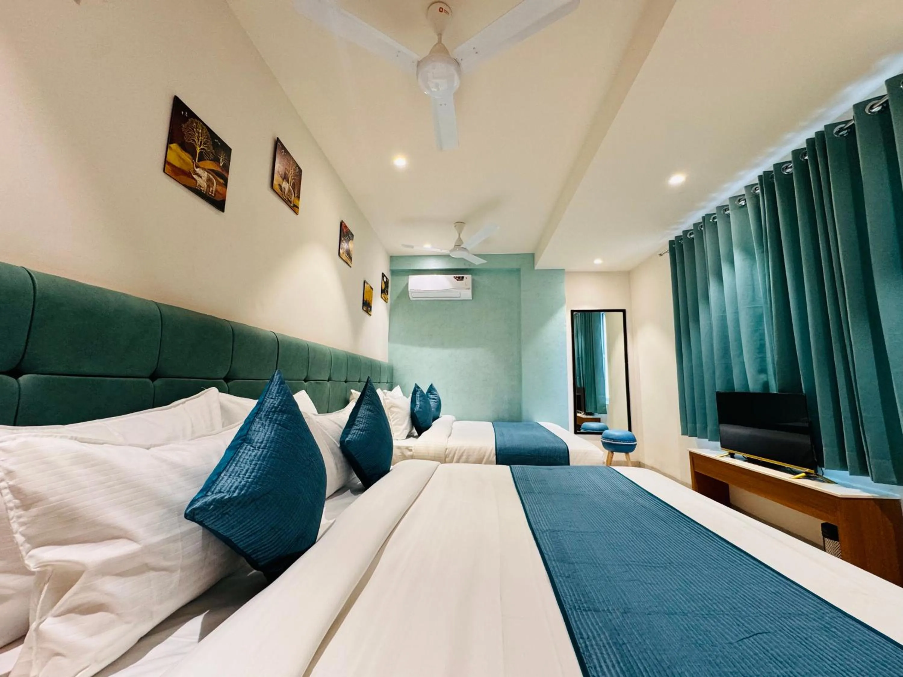 Living room, Bed in Hotel Rudhav Palace