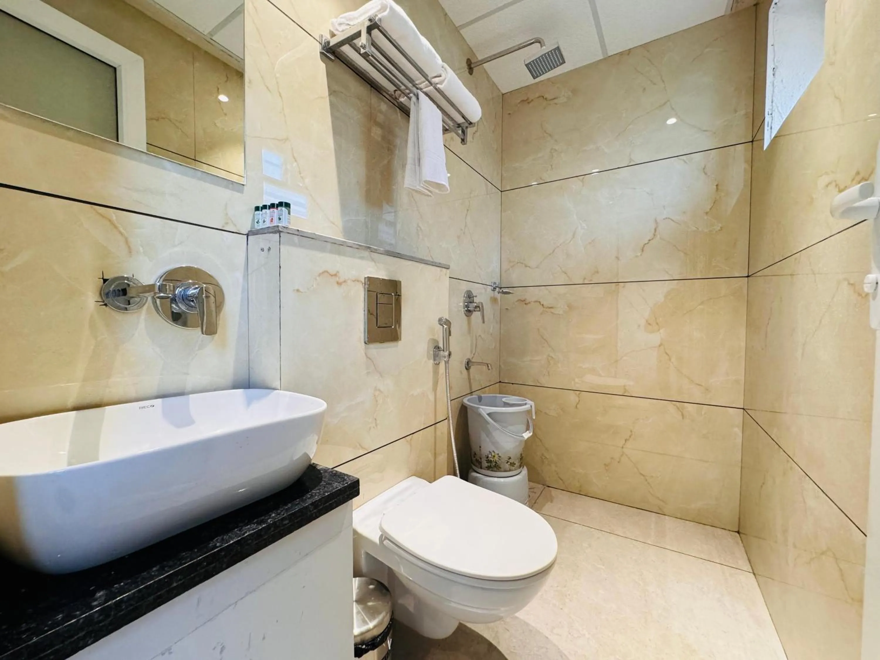 Shower in Hotel Rudhav Palace