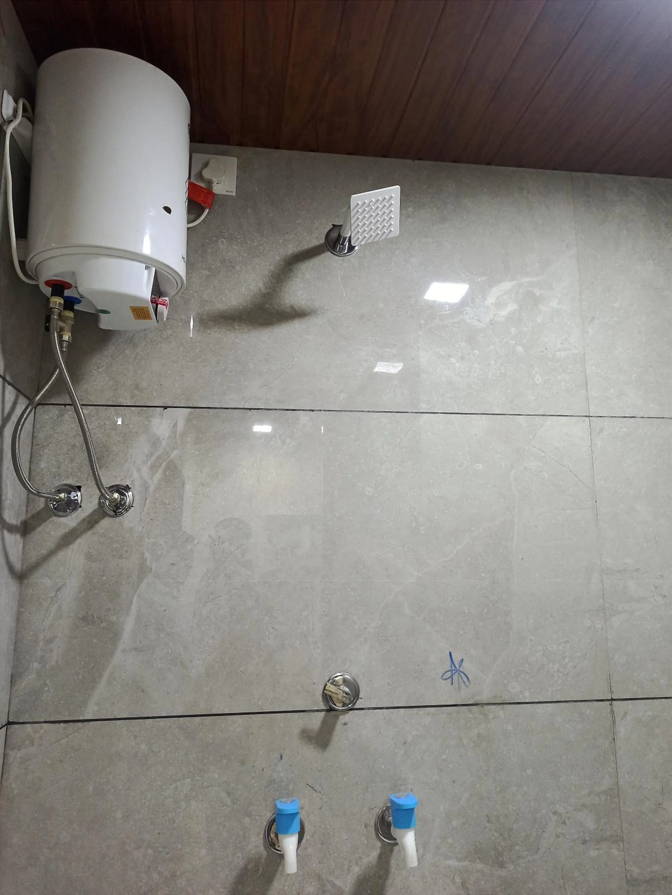 Shower in Hotel Yuvan Palace