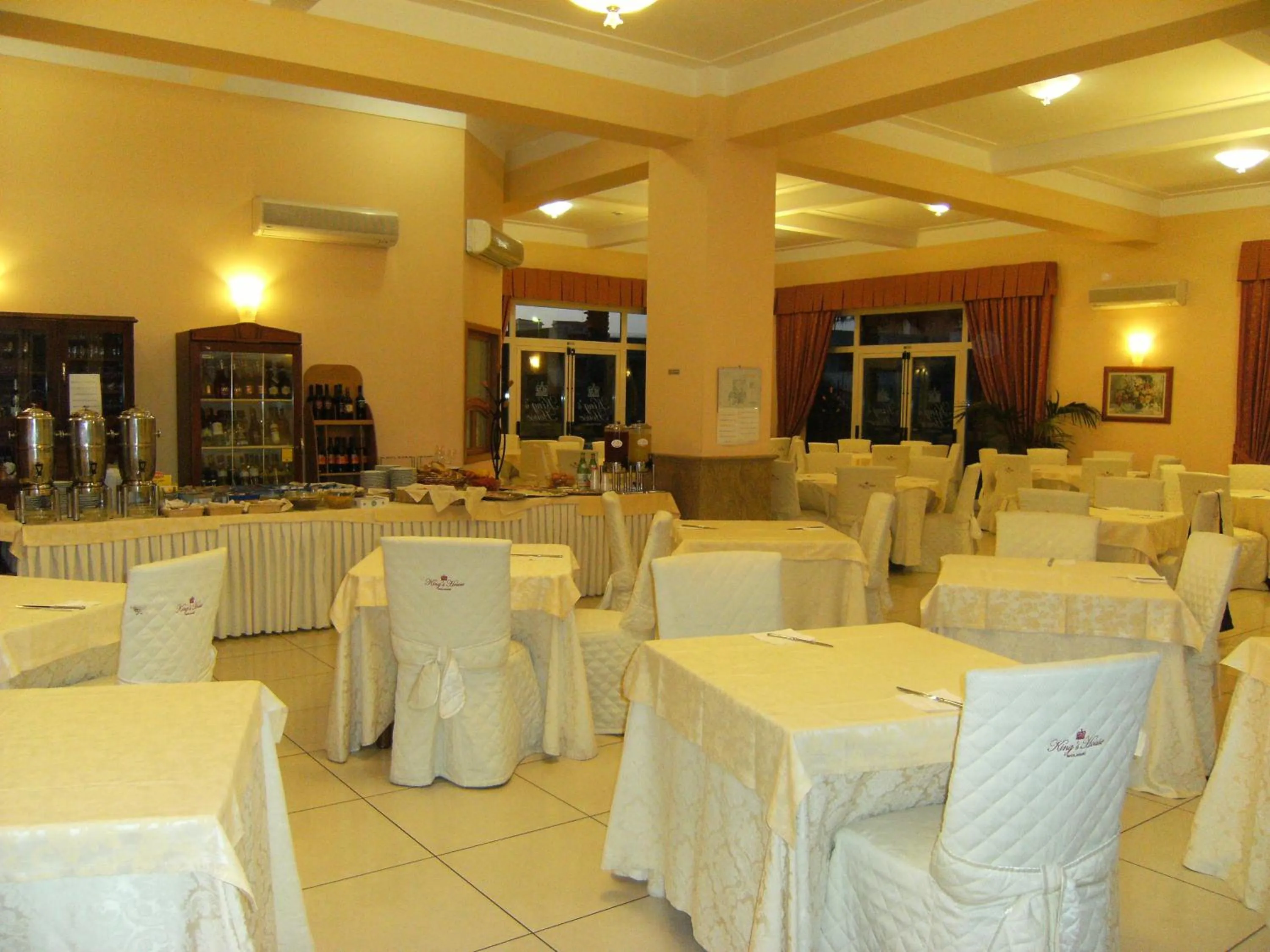 Restaurant/places to eat in King's House Hotel Resort