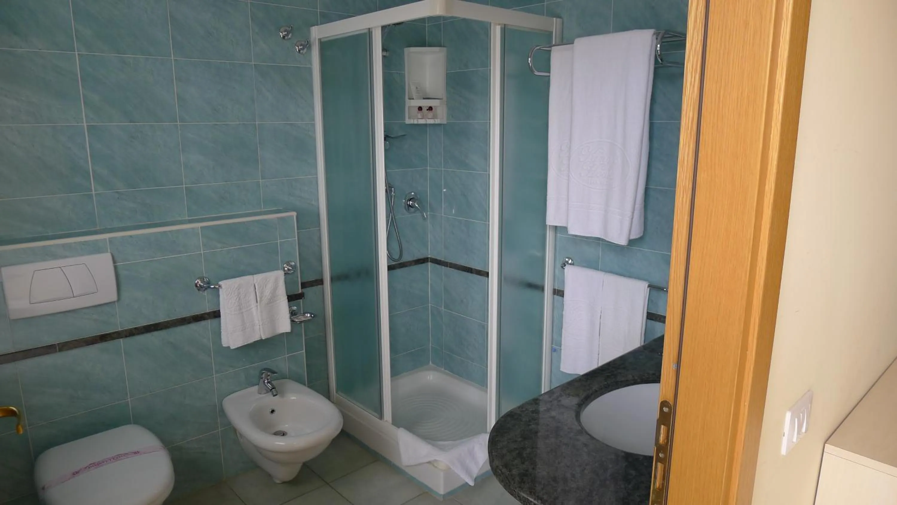 Shower in King's House Hotel Resort