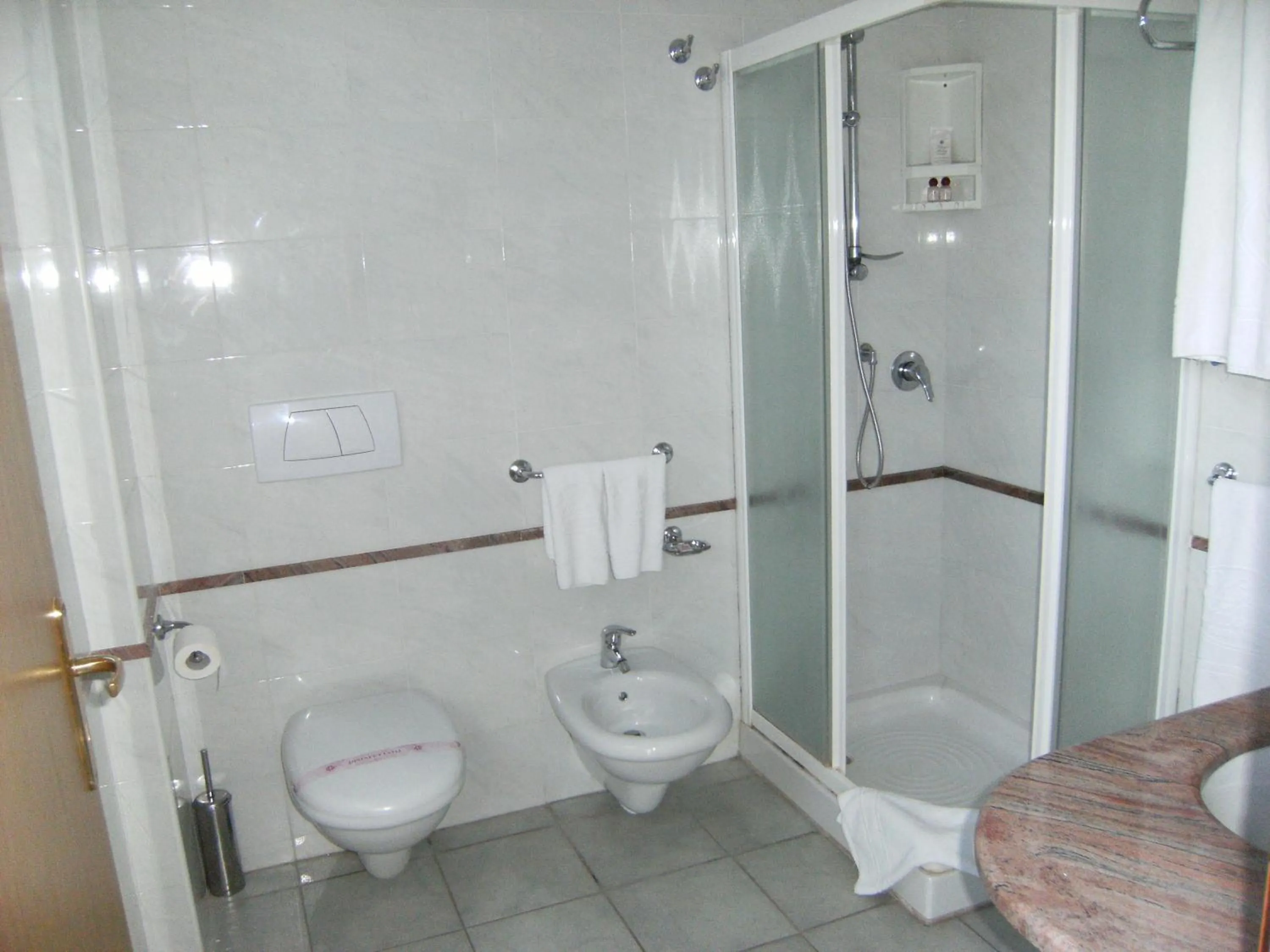 Shower in King's House Hotel Resort