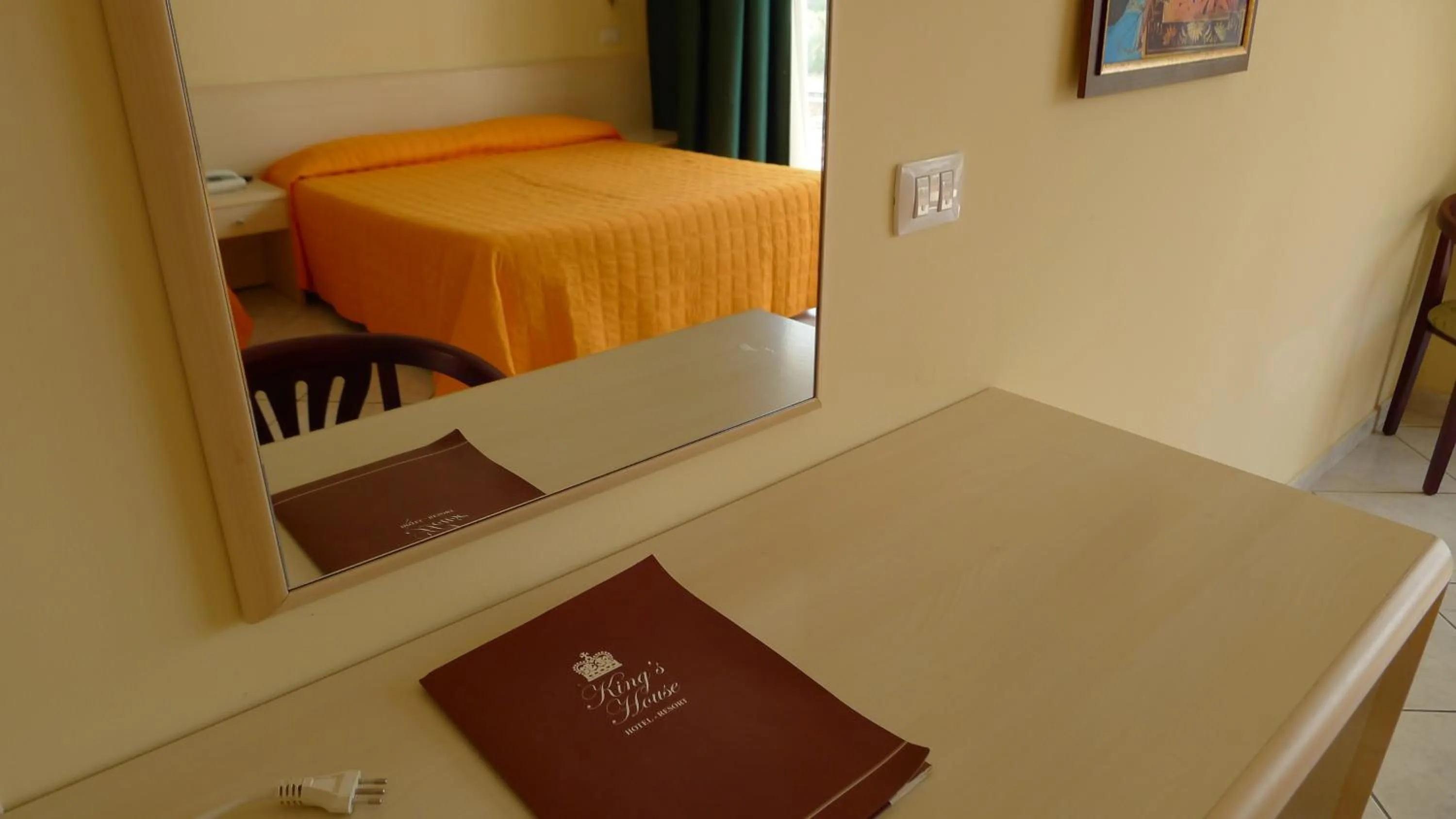 Bed in King's House Hotel Resort