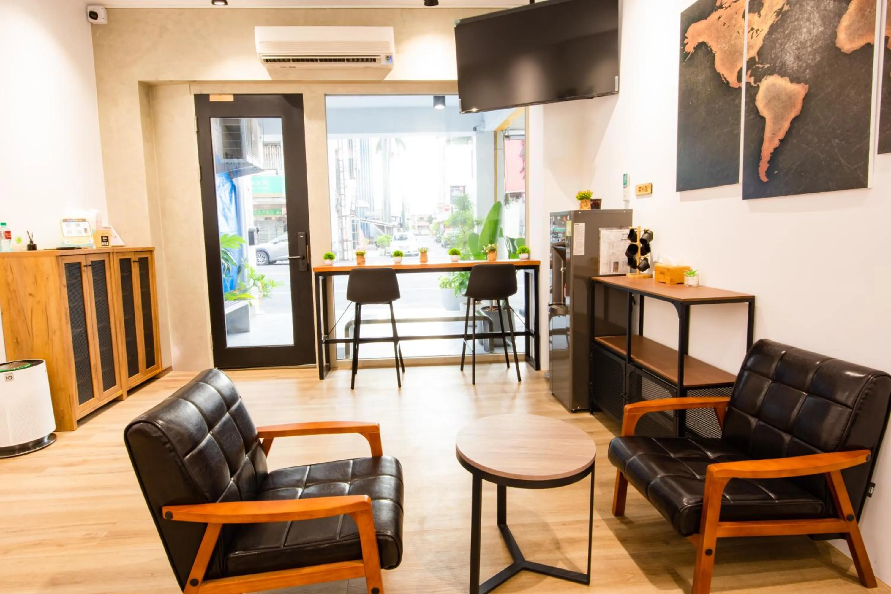 Communal lounge/ TV room in Chao Hostel