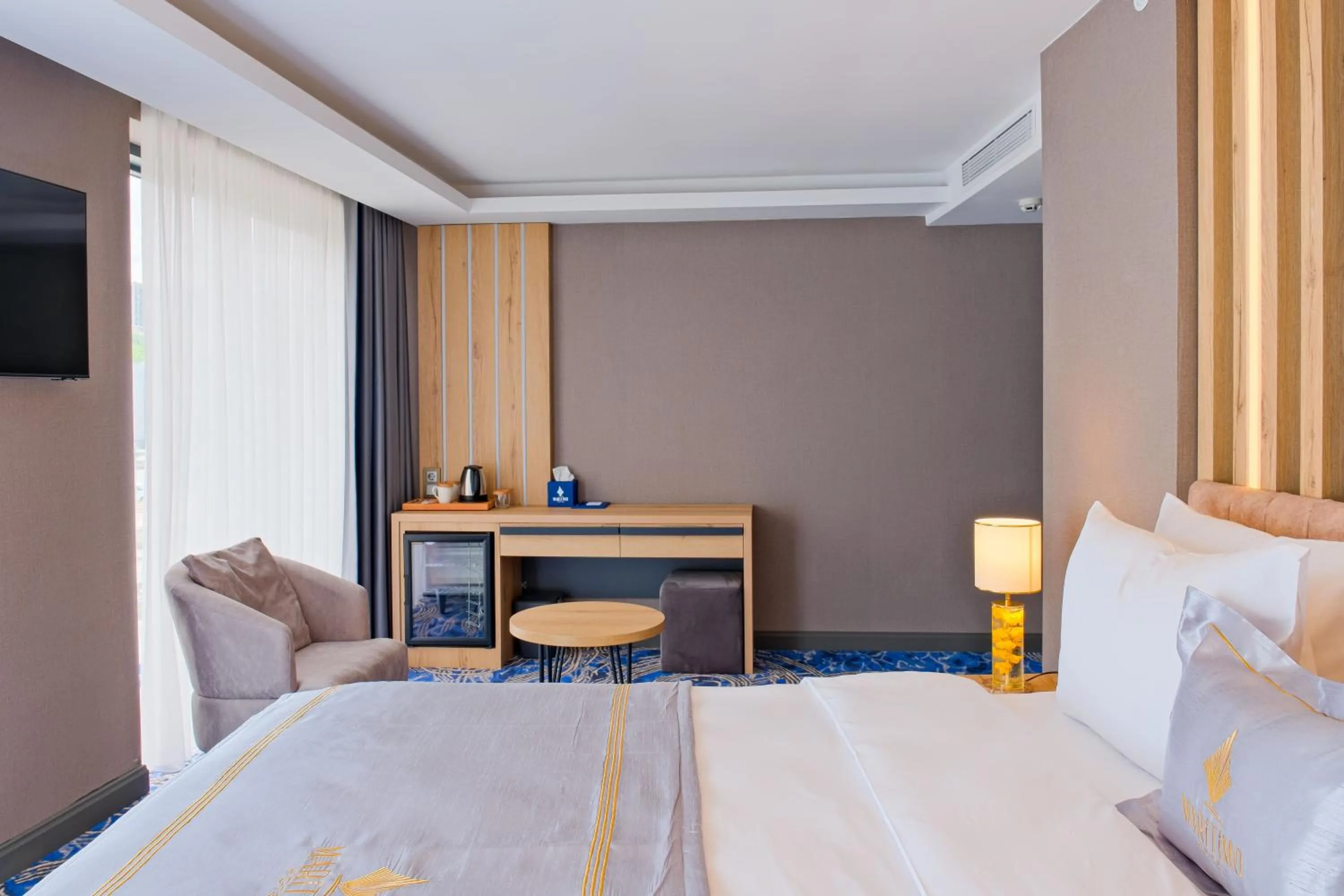 Communal lounge/ TV room, Bed in Maritimo Hotel