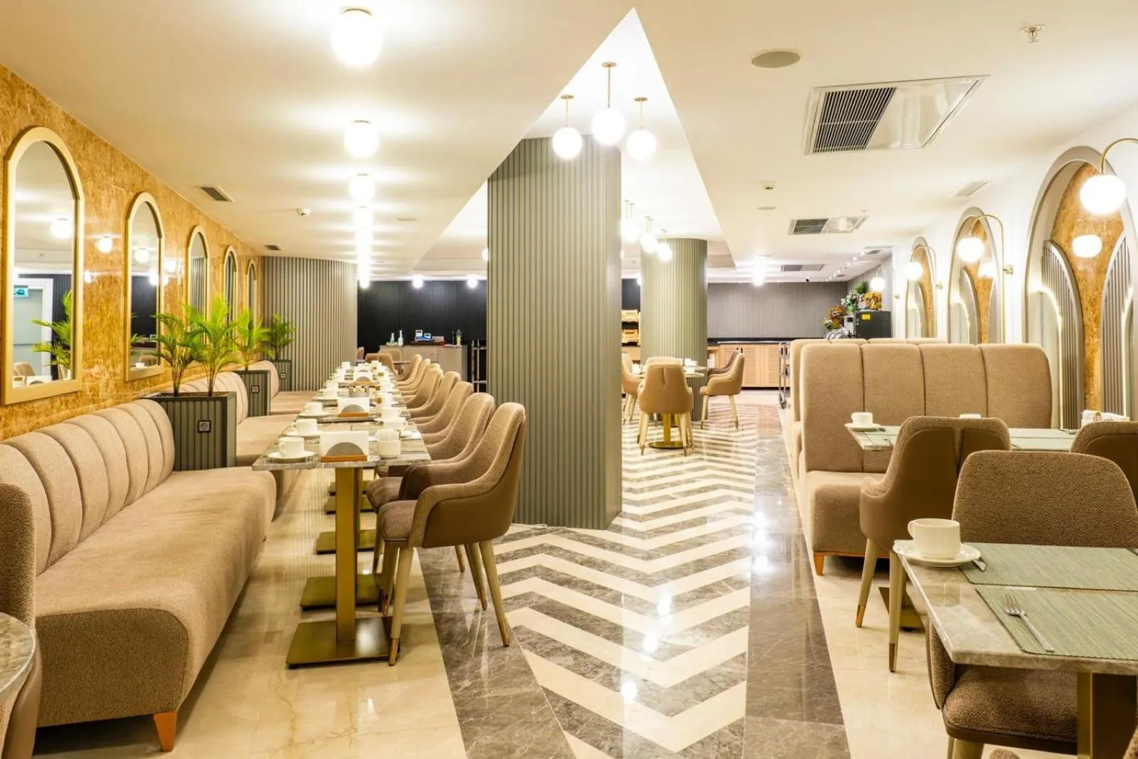 Restaurant/places to eat in Maritimo Hotel