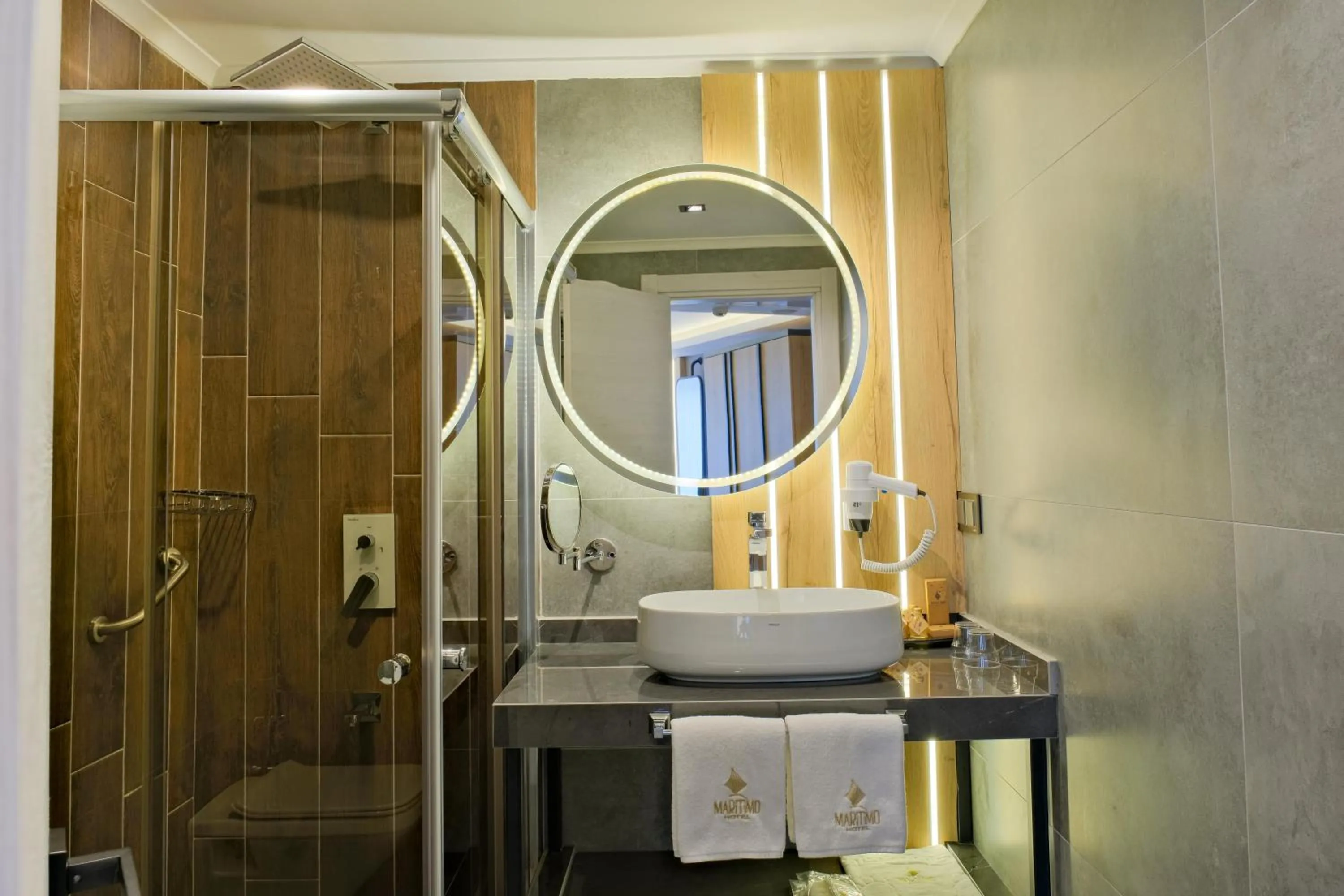 Shower in Maritimo Hotel