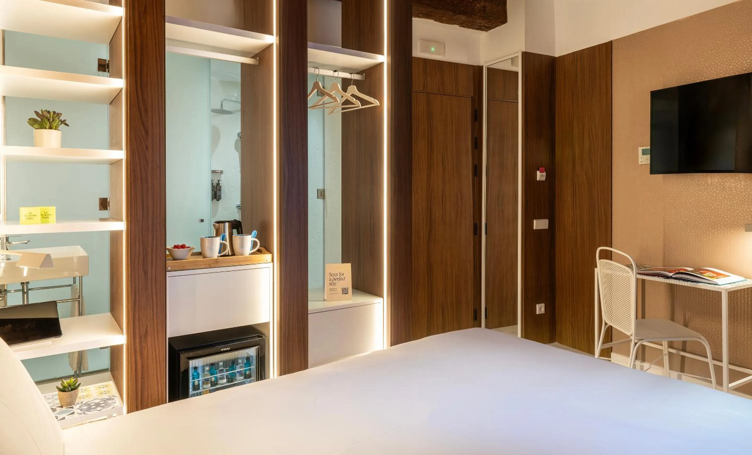 Bathroom, Bed in Axel Hotel Valencia - Adults Only