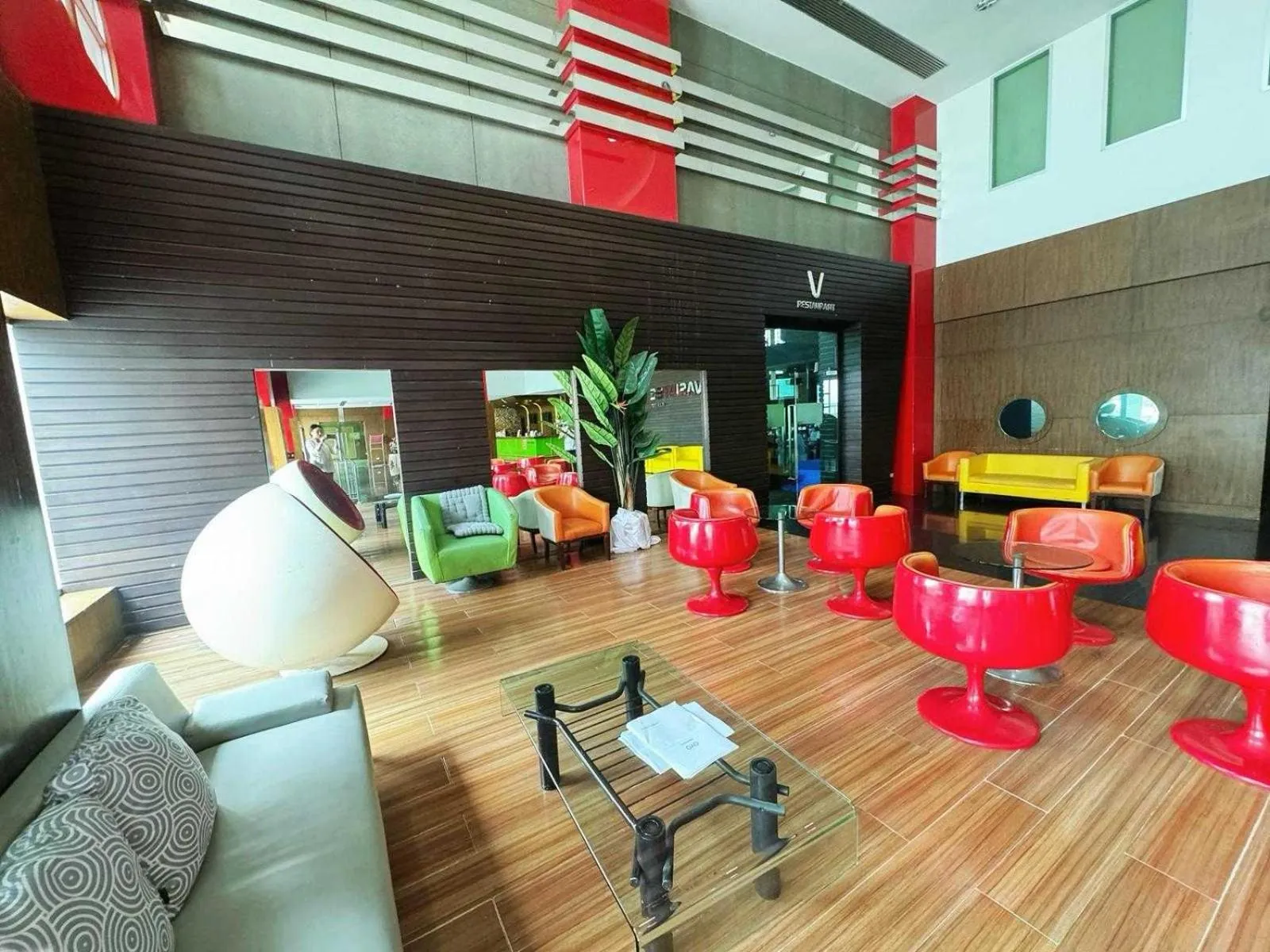 Lobby or reception in Capital O 75514 Vasidtee City Hotel (Suphanburi)