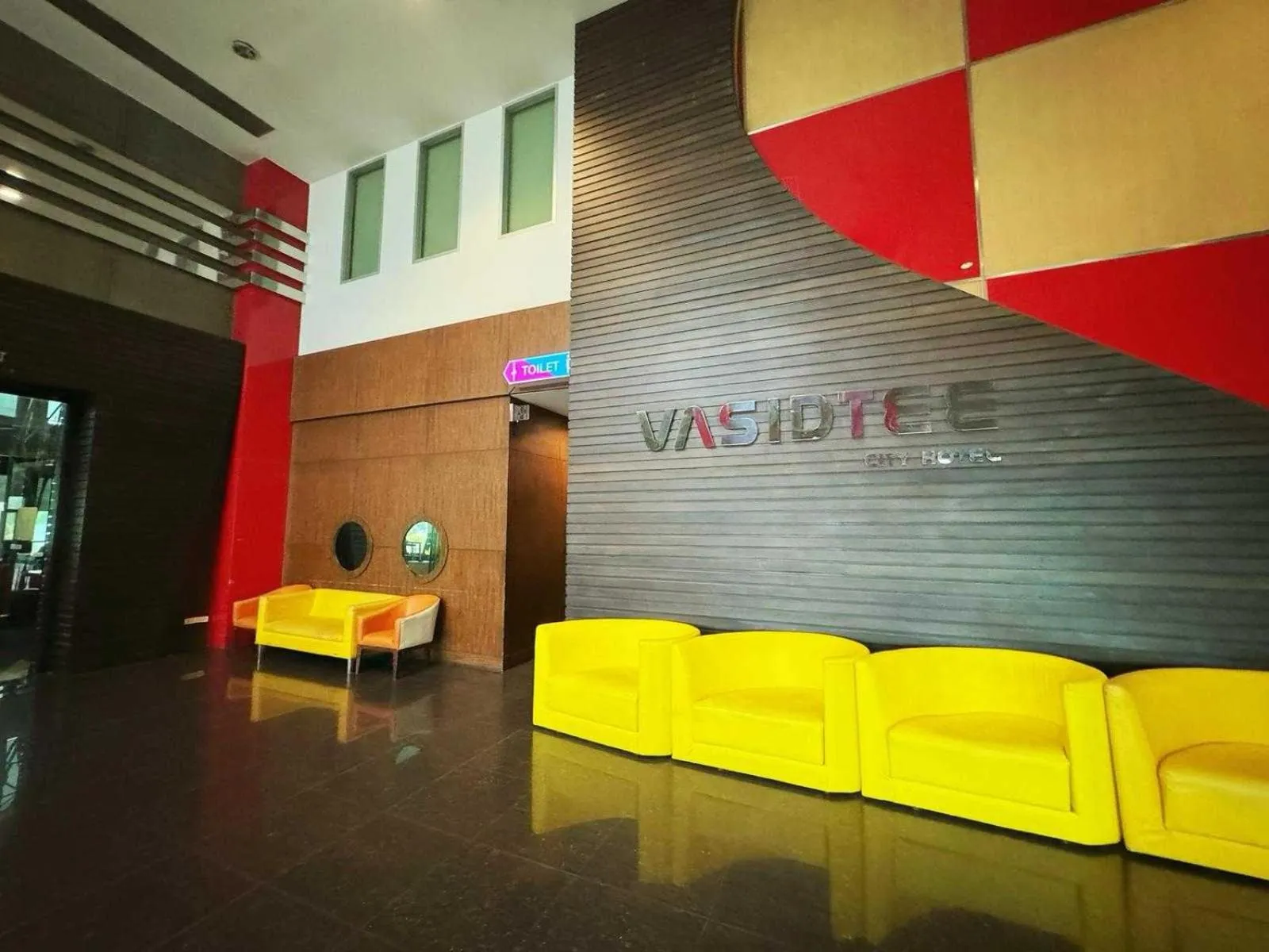 Lobby or reception in Capital O 75514 Vasidtee City Hotel (Suphanburi)