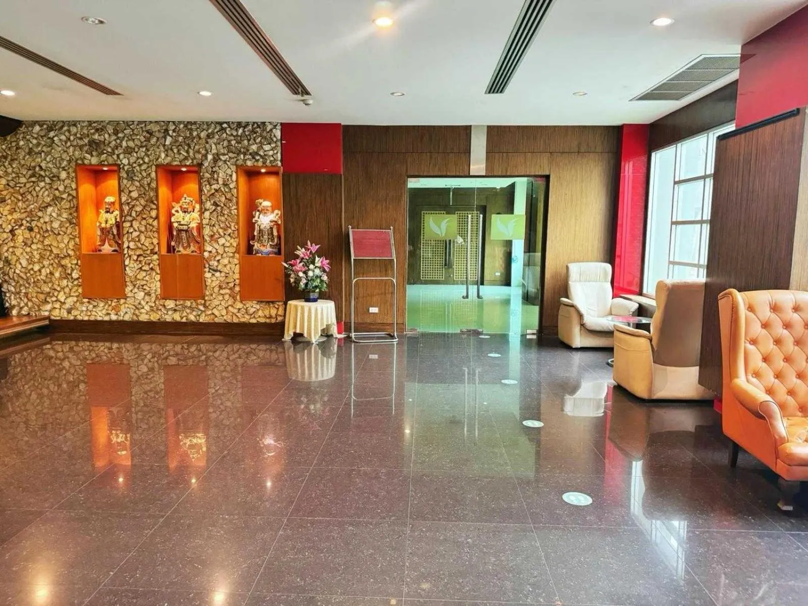 Lobby or reception in Capital O 75514 Vasidtee City Hotel (Suphanburi)