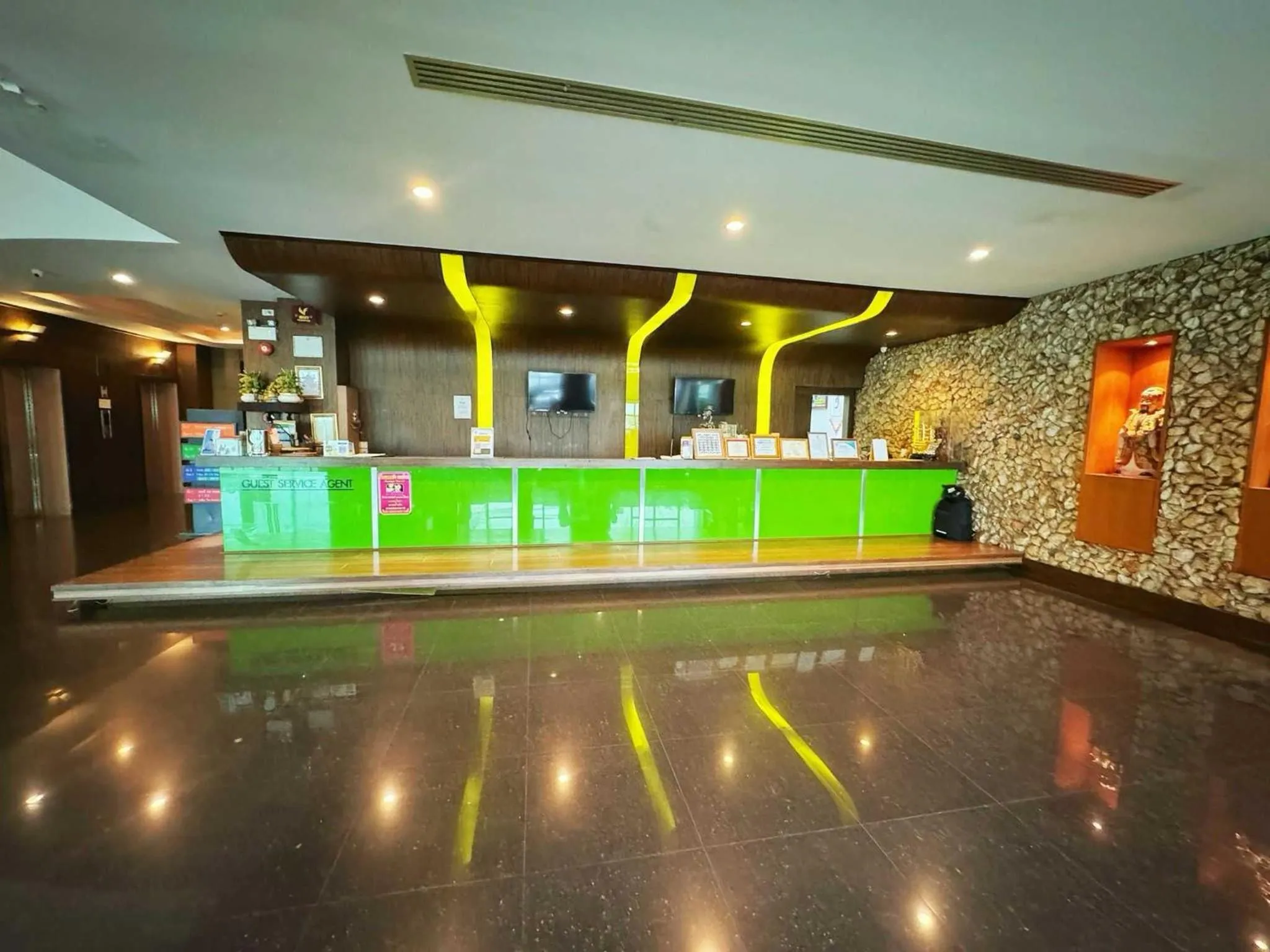 Facade/entrance in Capital O 75514 Vasidtee City Hotel (Suphanburi)