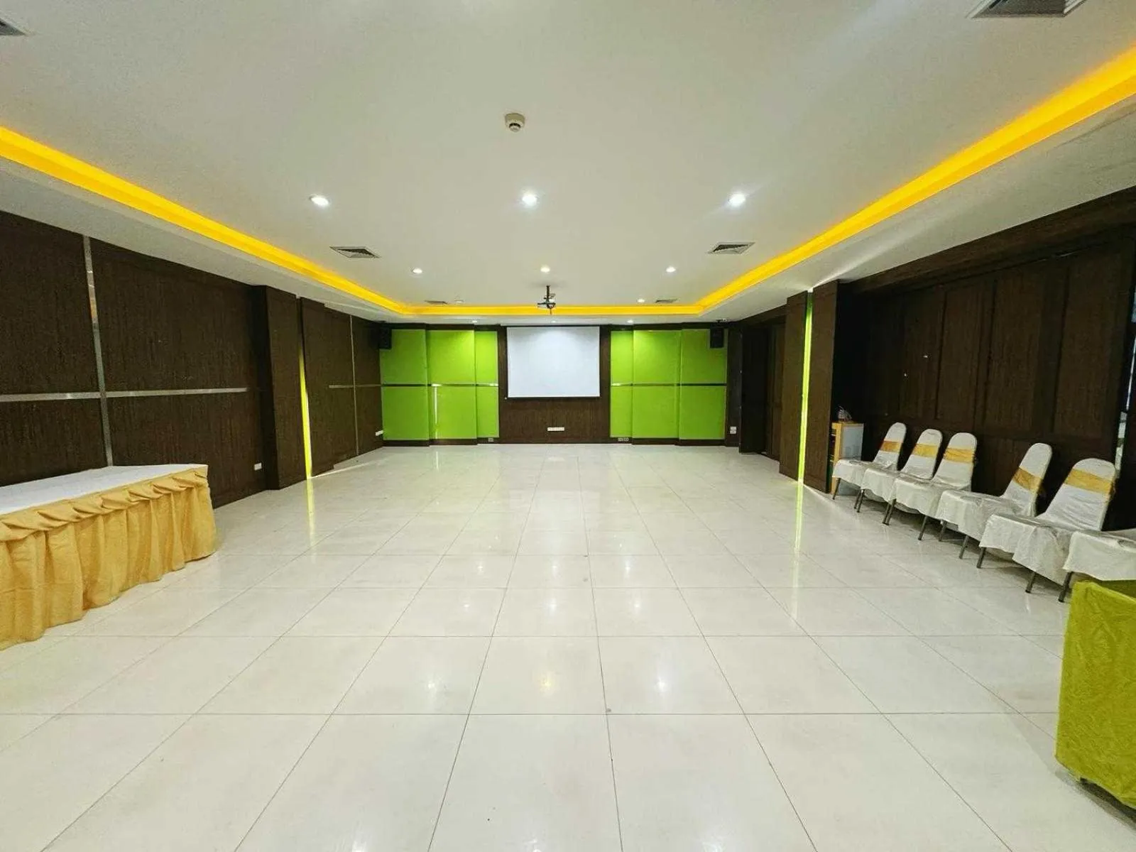 Lobby or reception in Capital O 75514 Vasidtee City Hotel (Suphanburi)