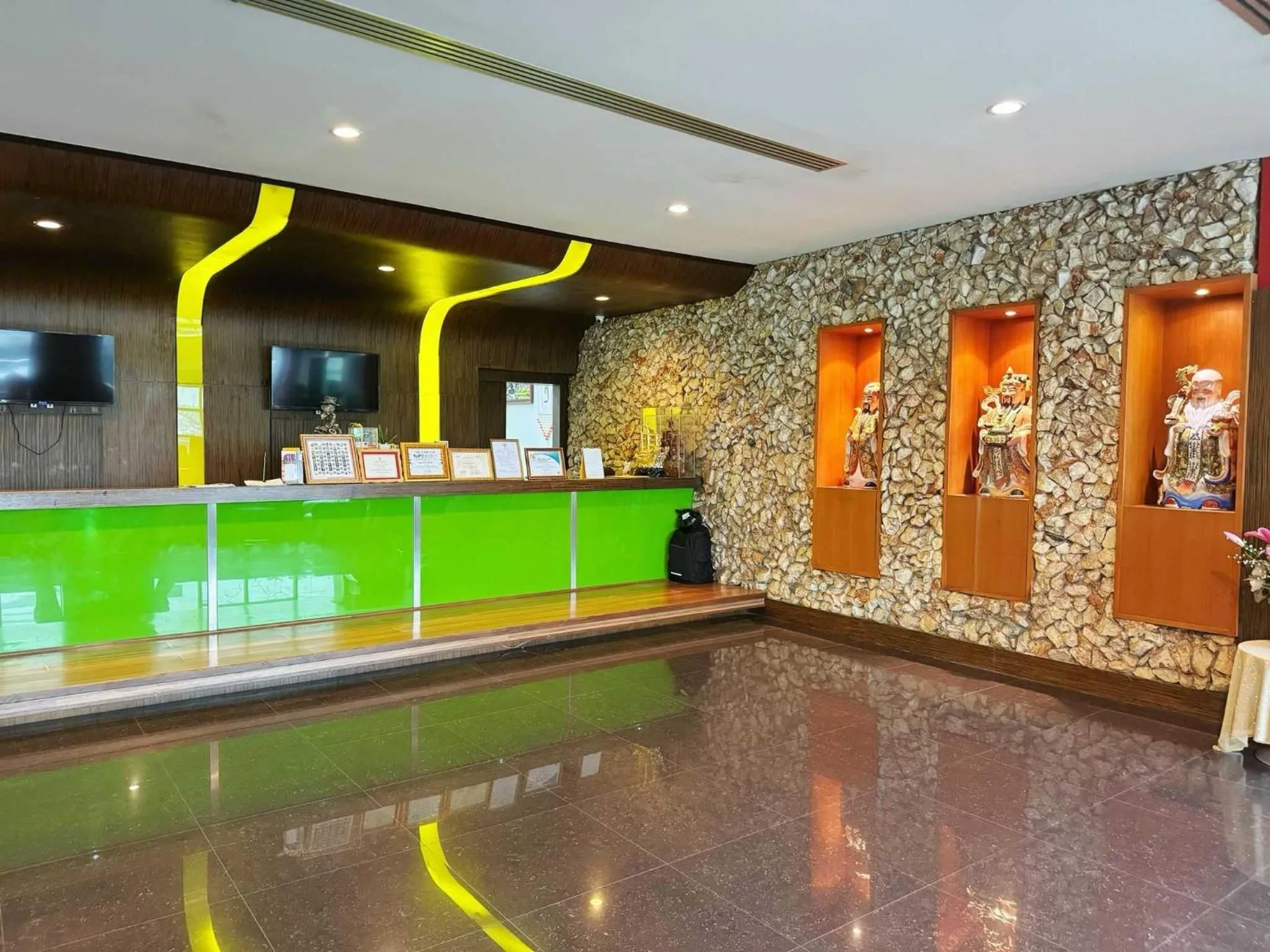 Lobby or reception in Capital O 75514 Vasidtee City Hotel (Suphanburi)