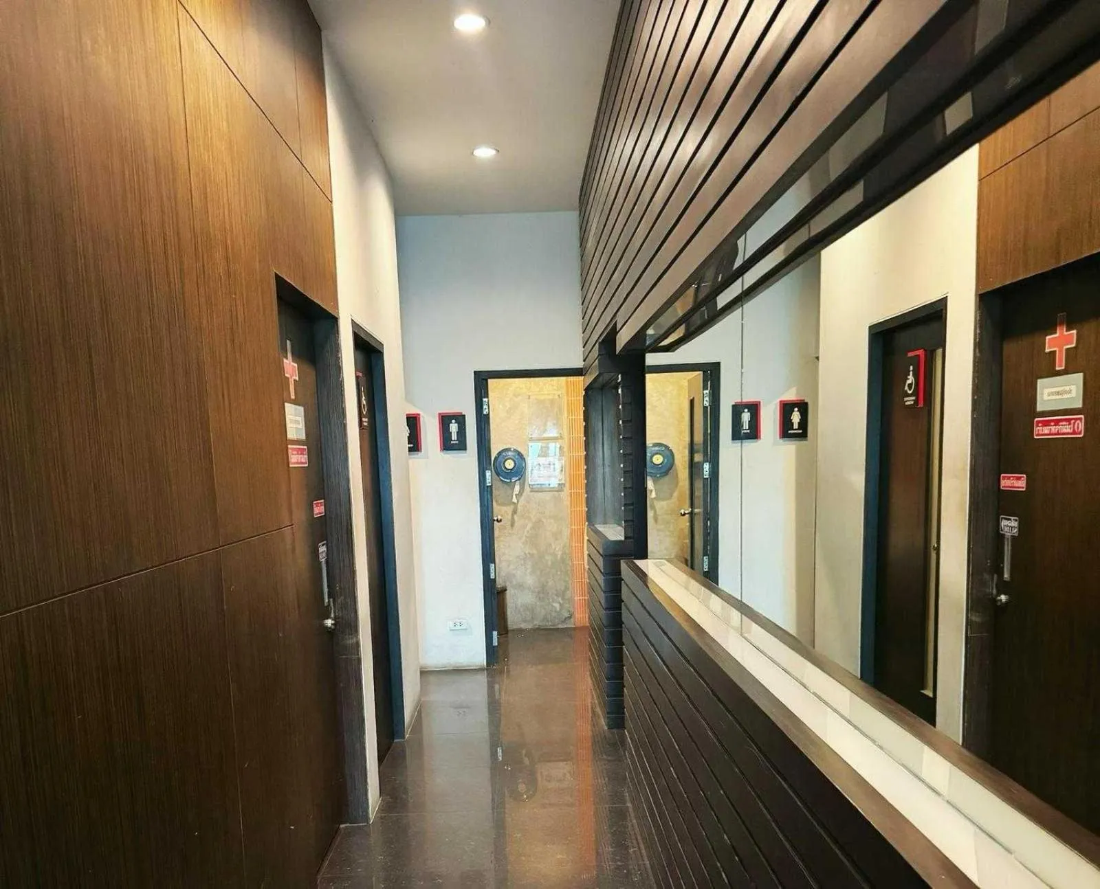 Lobby or reception in Capital O 75514 Vasidtee City Hotel (Suphanburi)