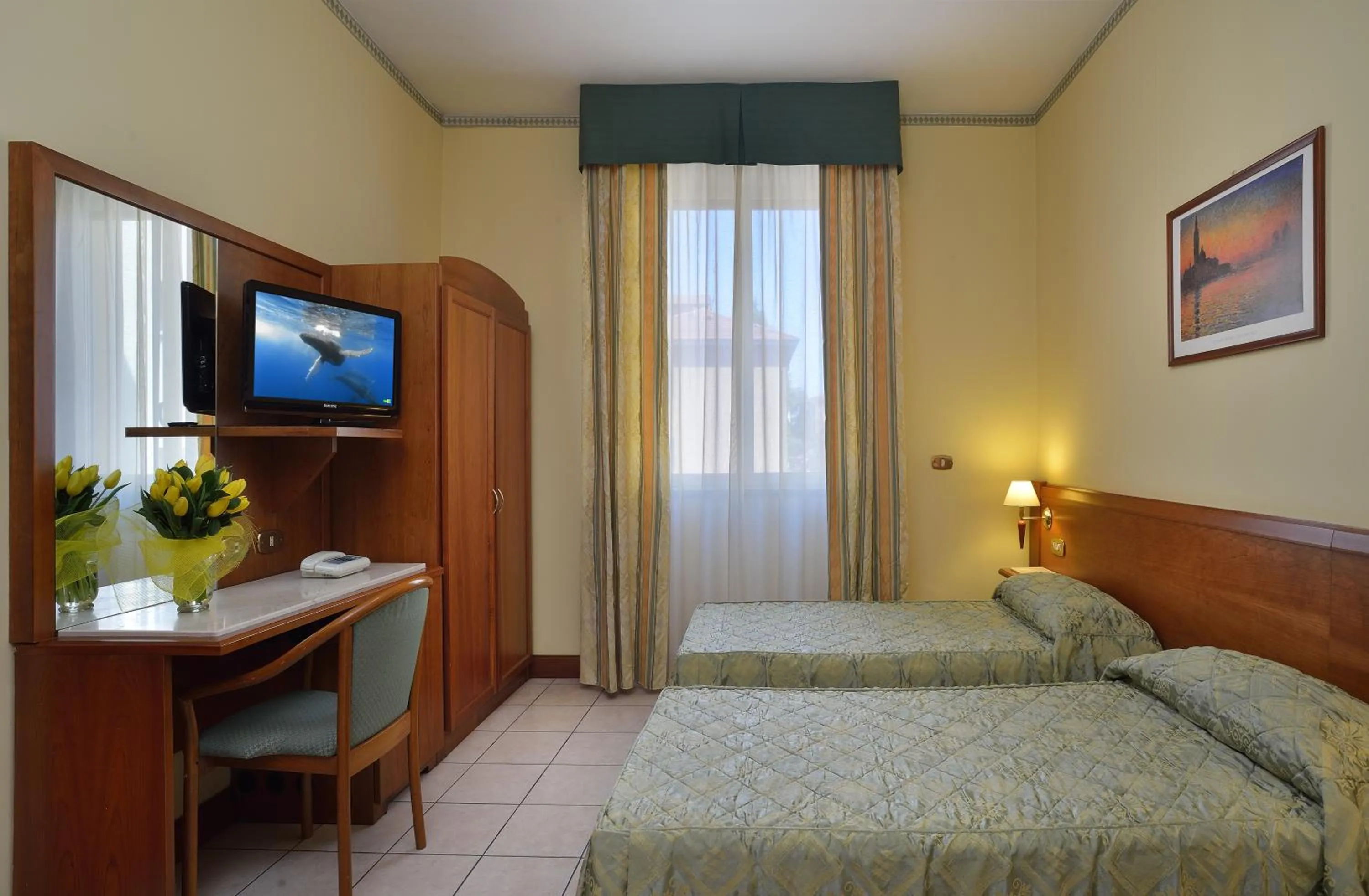 Photo of the whole room, Bed in Astor Hotel