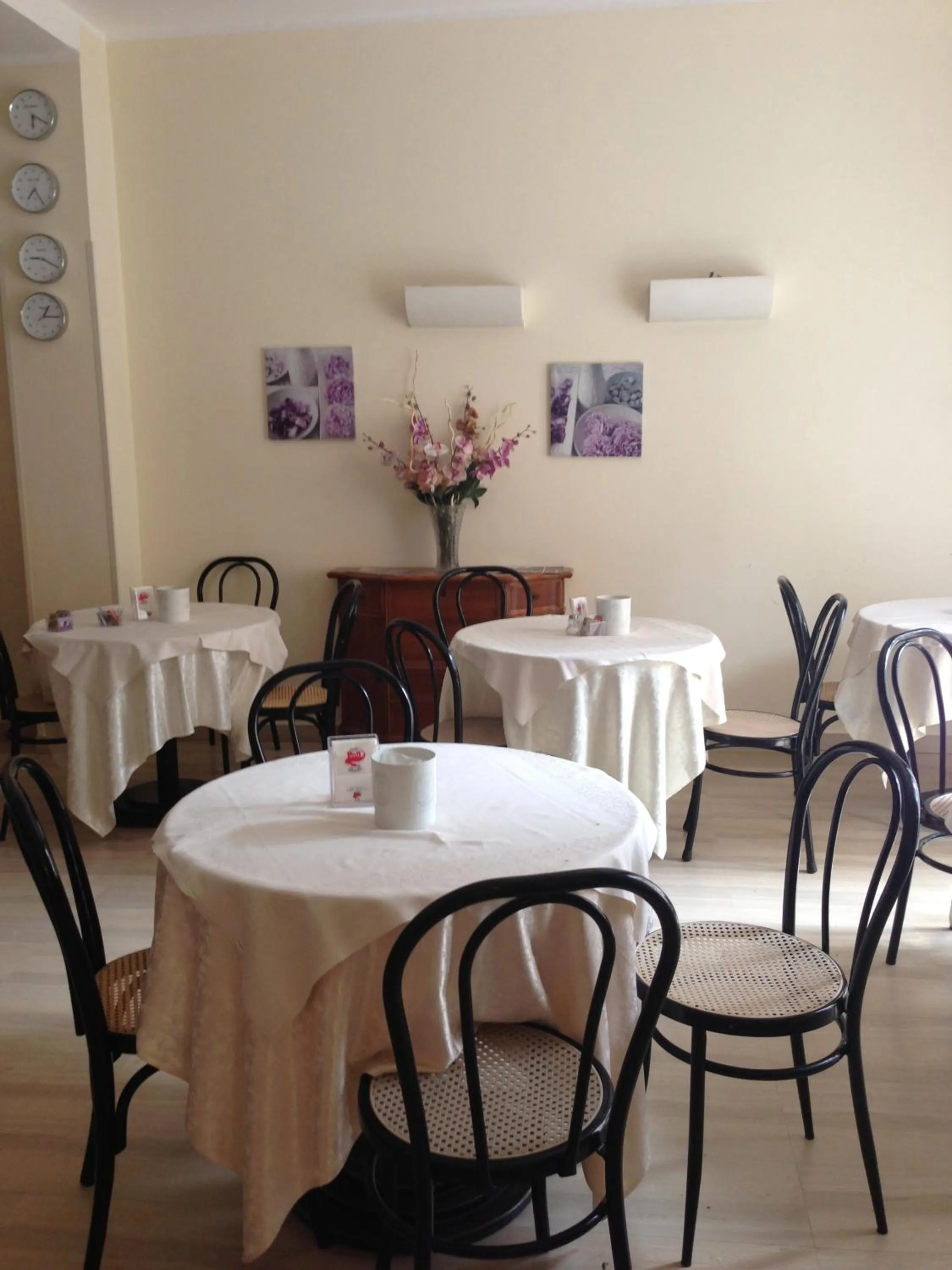 Restaurant/places to eat in Astor Hotel