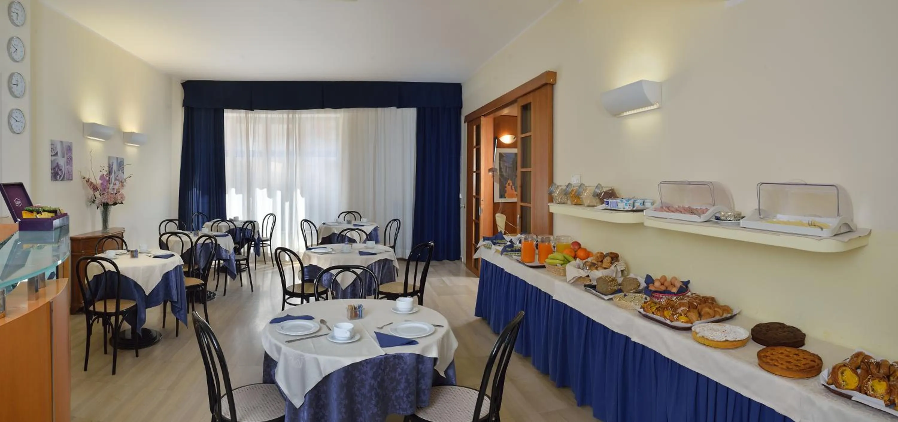 Restaurant/places to eat in Astor Hotel