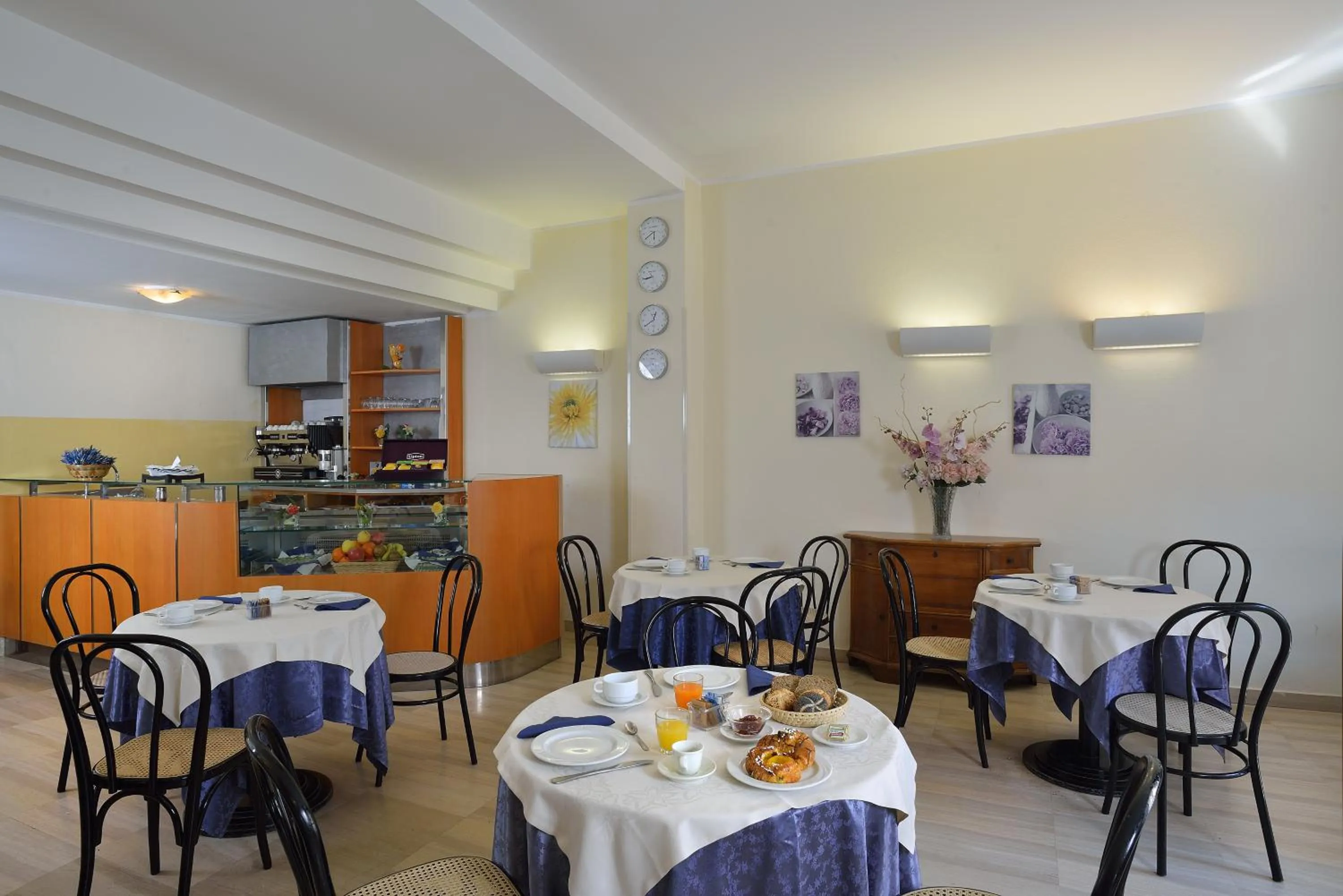 Restaurant/places to eat in Astor Hotel