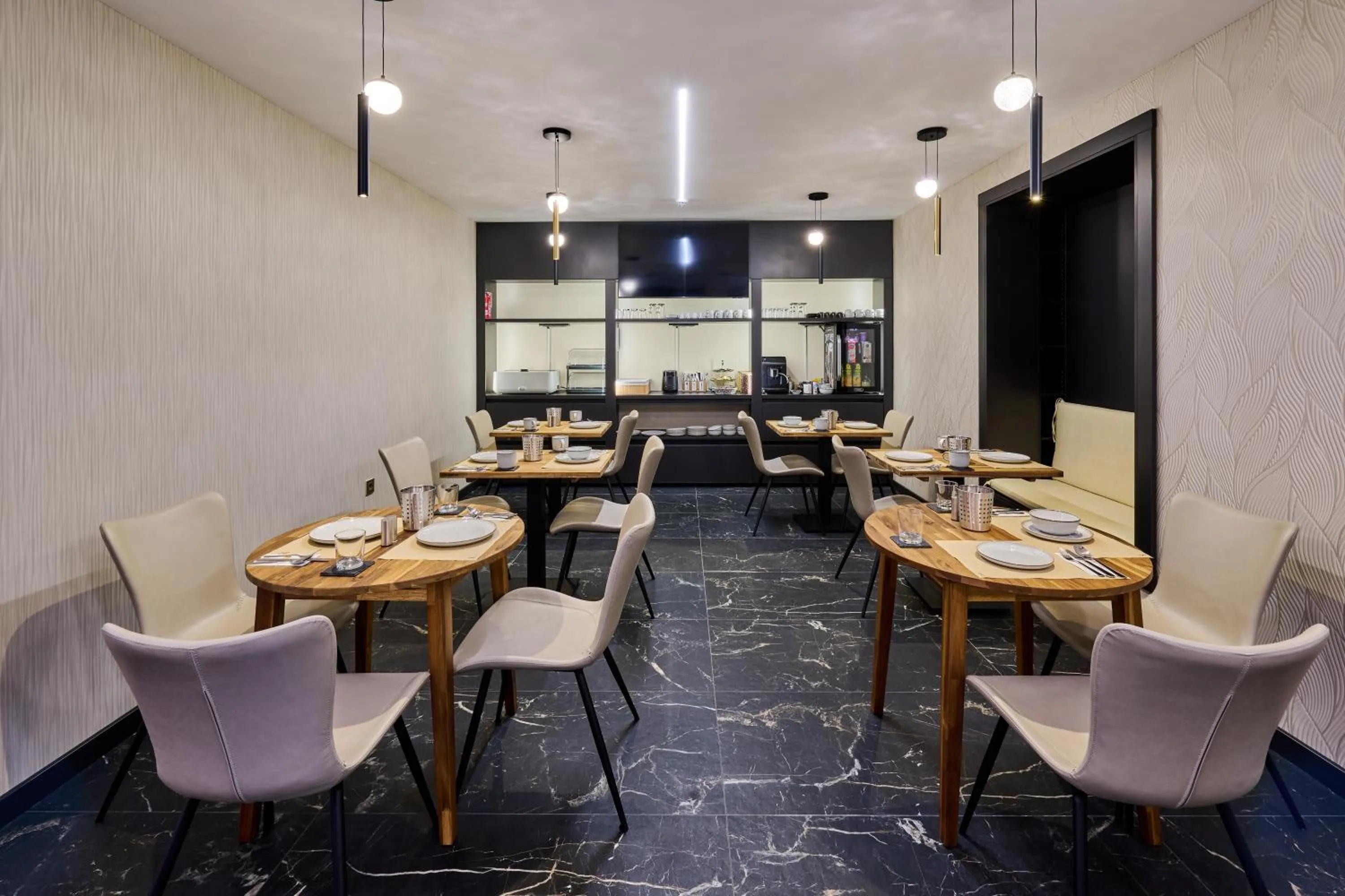 Restaurant/places to eat in GRANDIS Premium Apartments