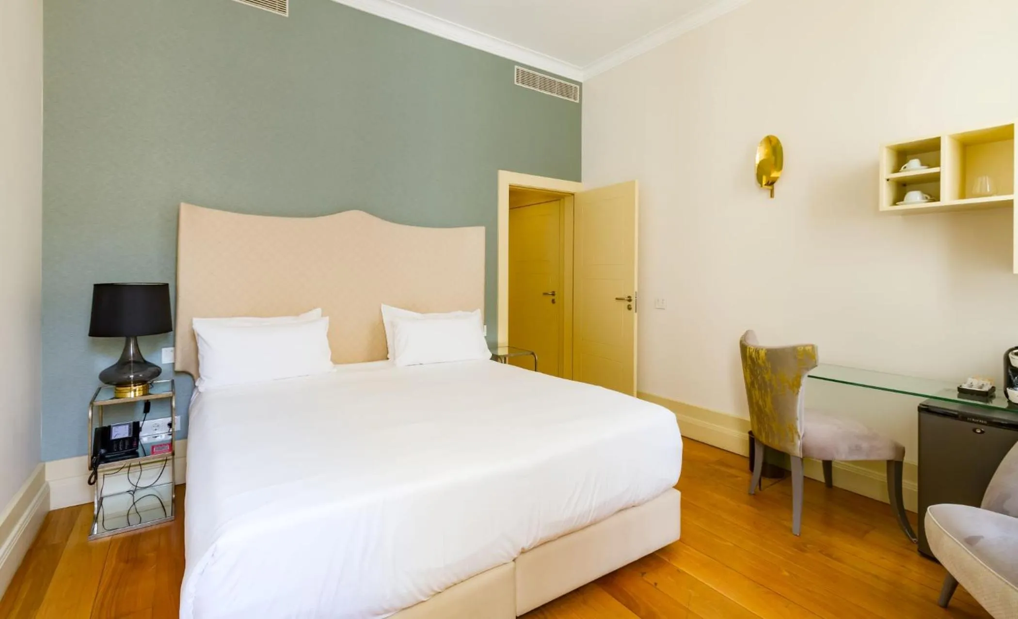 Photo of the whole room, Bed in Oca Flores Hotel Boutique