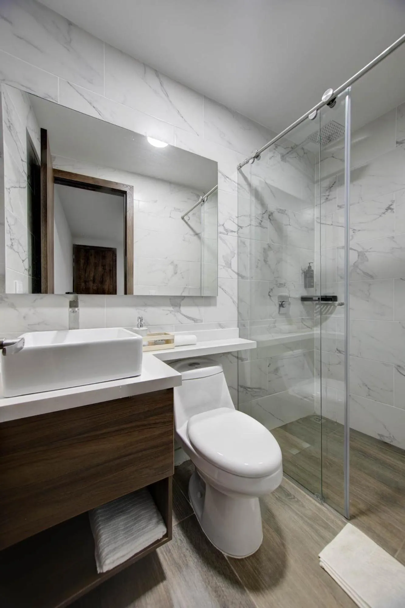 Toilet in Xliving Host and Rooms