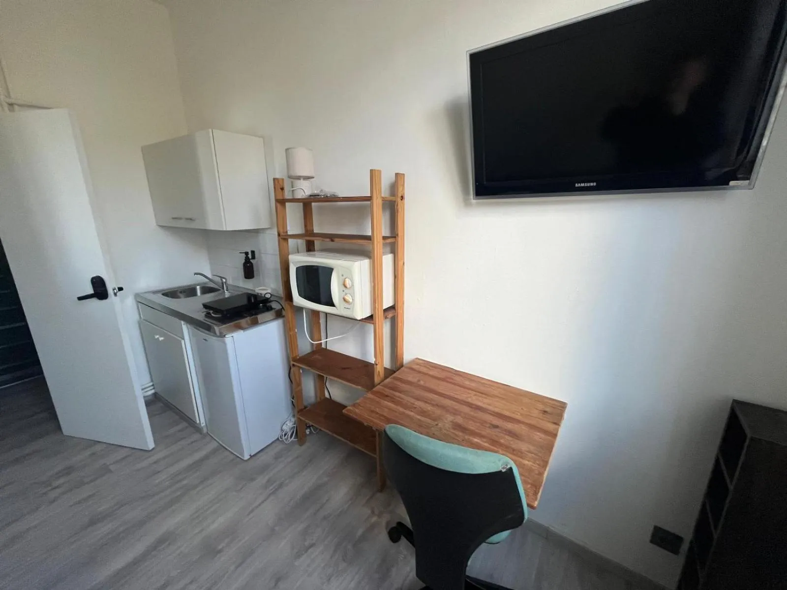 microwave in European District Hostel