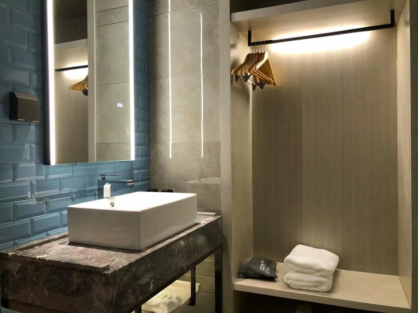 Echarm Hotel - Wuhan University Hongshan Square Metro Station