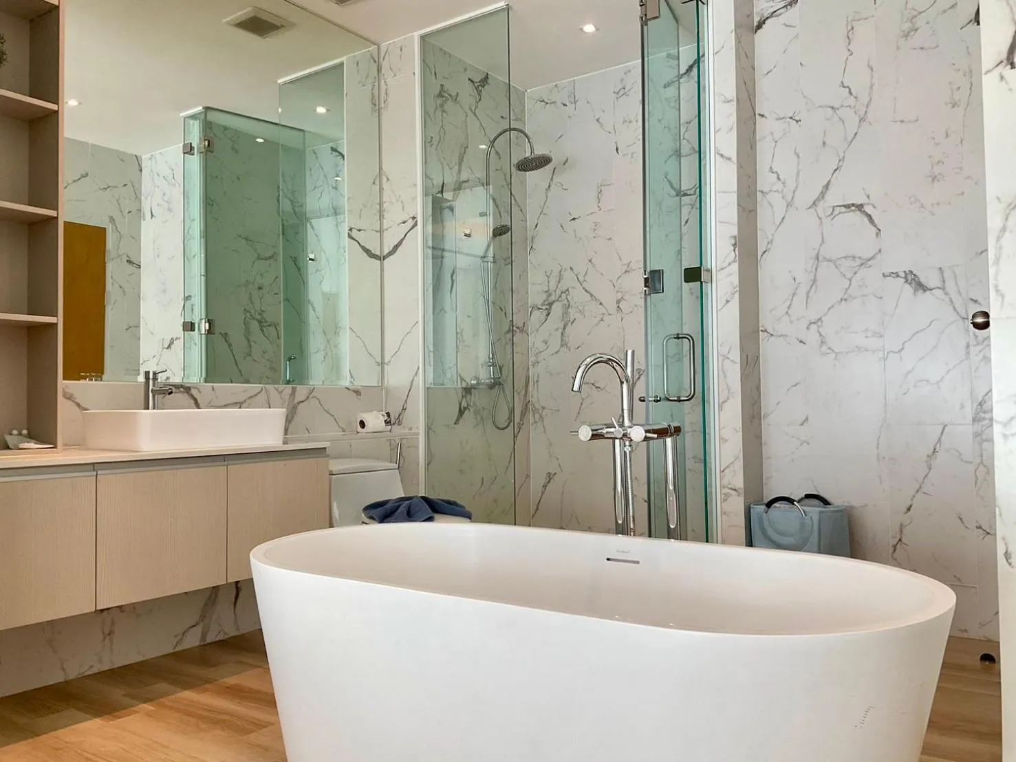 Shower in Grand Kamala Falls