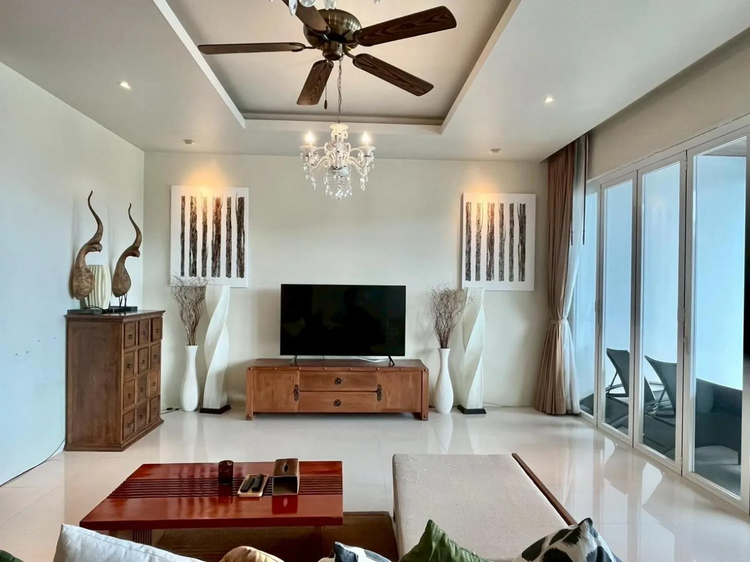 Communal lounge/ TV room in Grand Kamala Falls