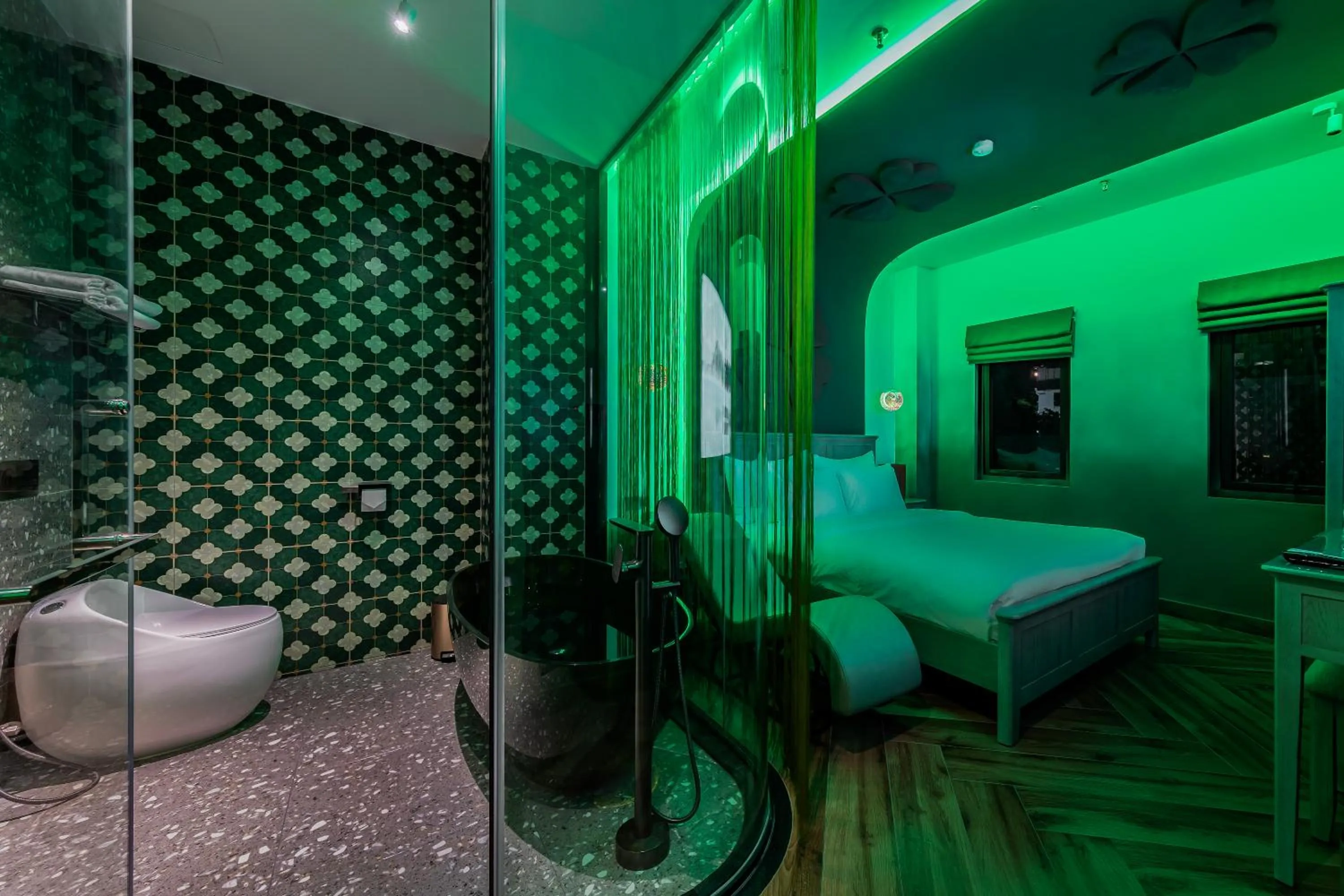 Bathroom, Bed in Pynt Hotel 2