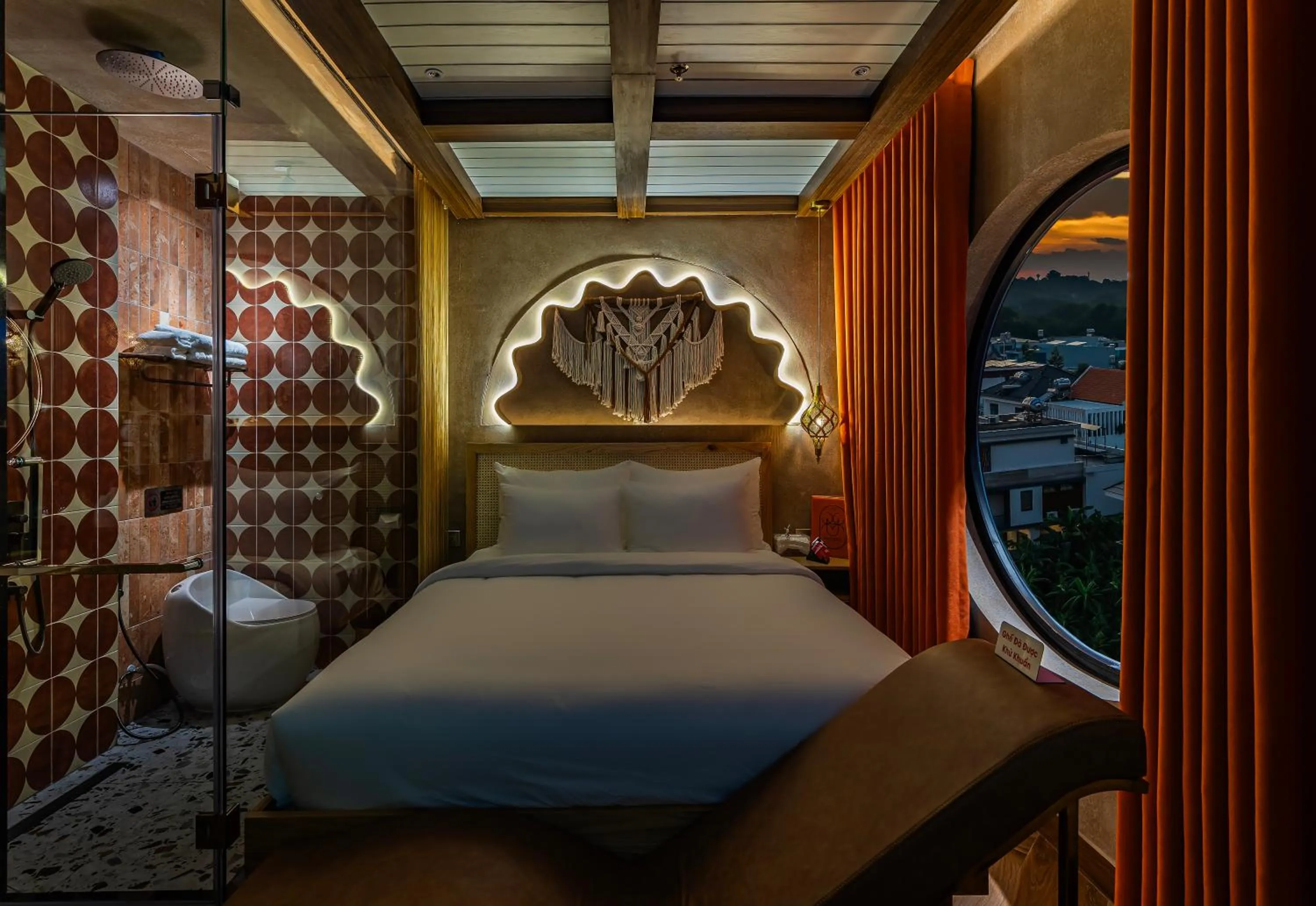 Shower, Bed in Pynt Hotel 2