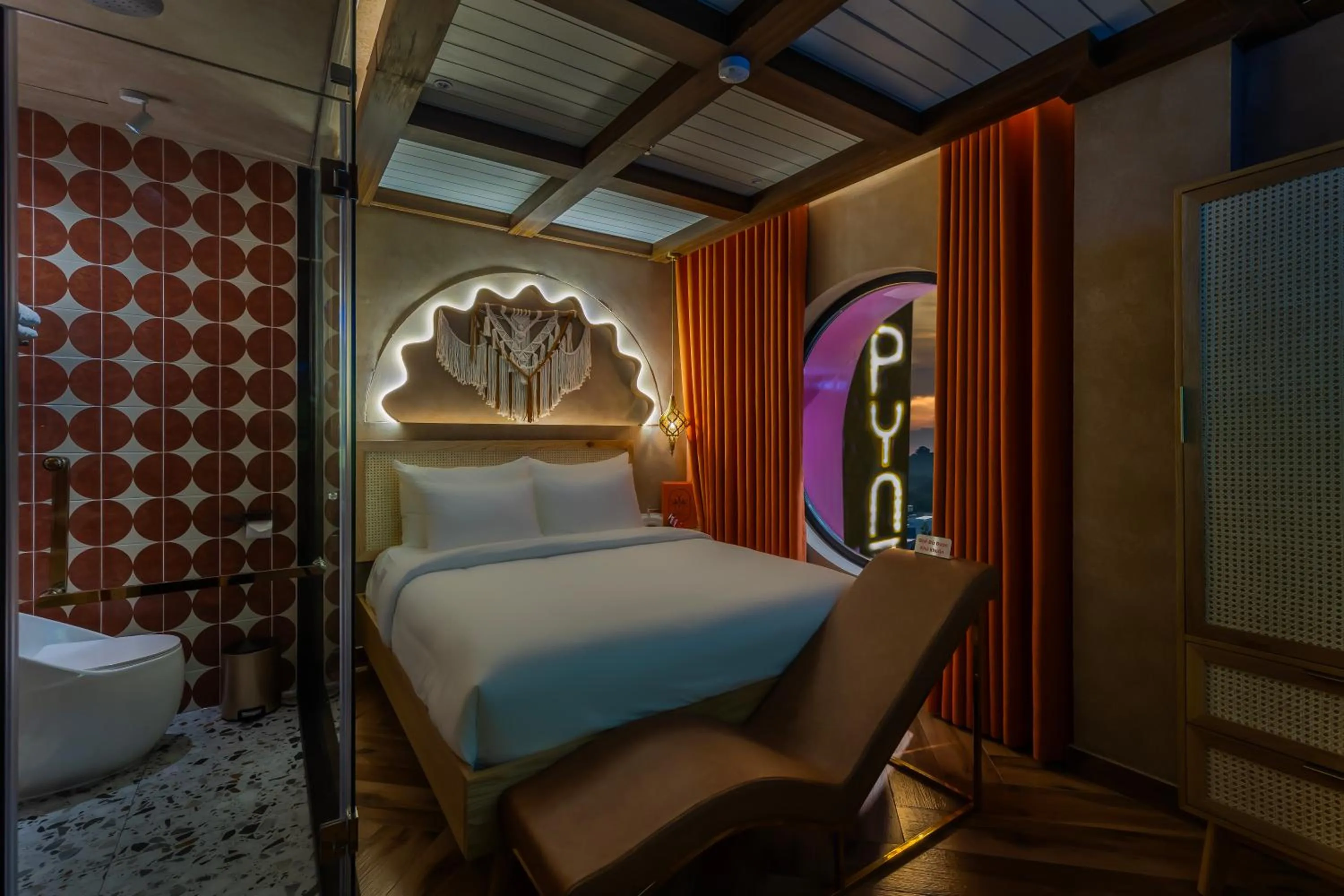 Shower, Bed in Pynt Hotel 2