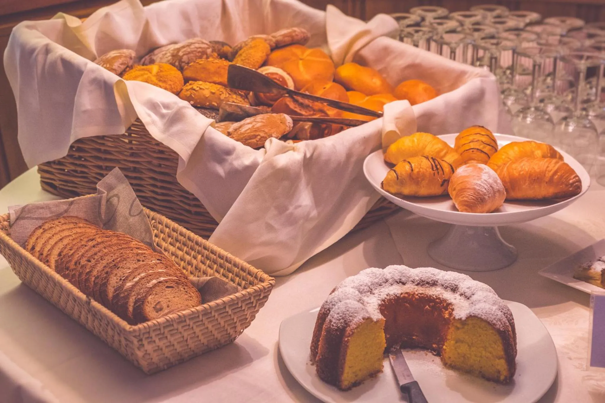 SCHLOSSHOF SÜDTIROL - Hotel & Camping Resort