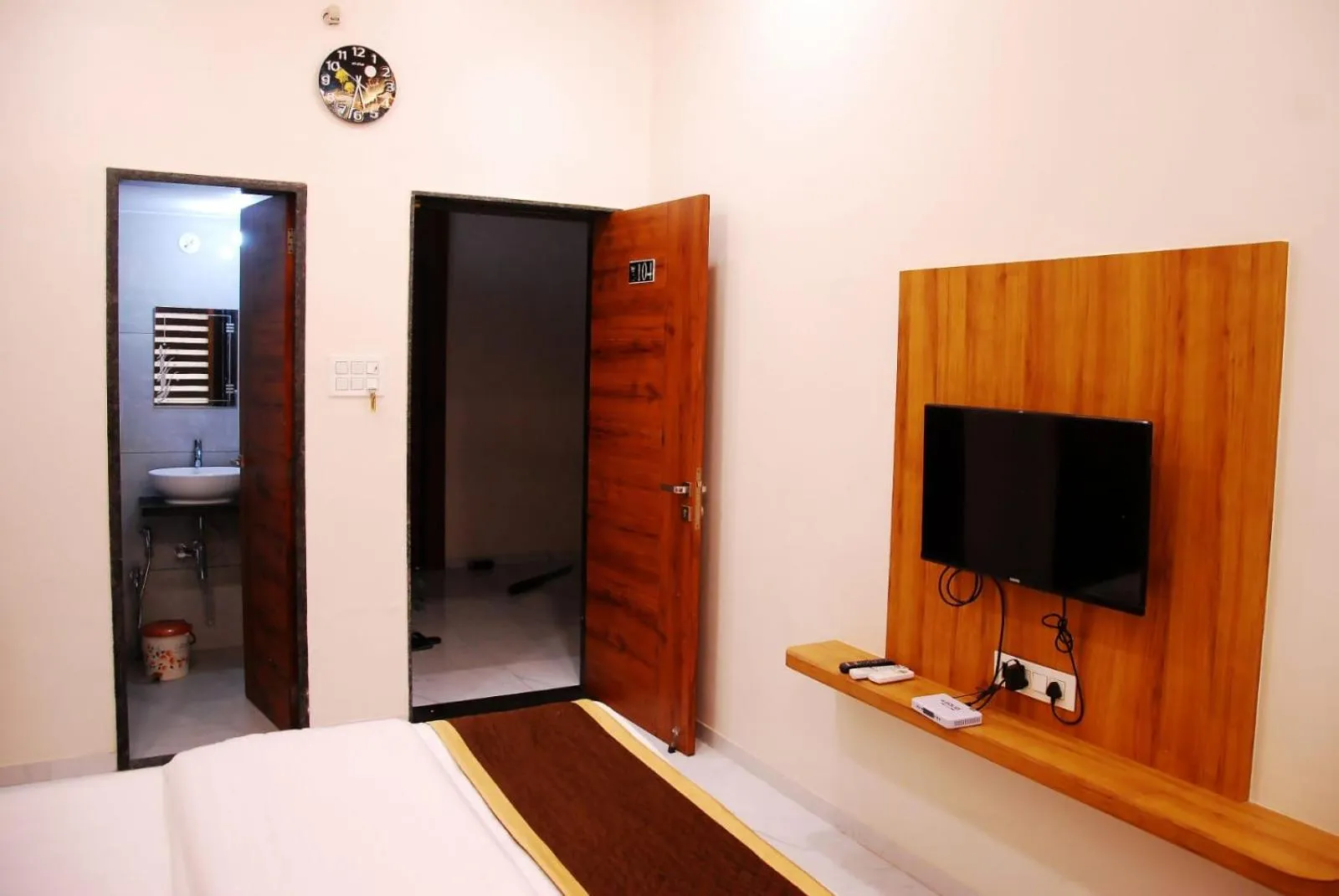 TV and multimedia in Hotel Wing Orbit