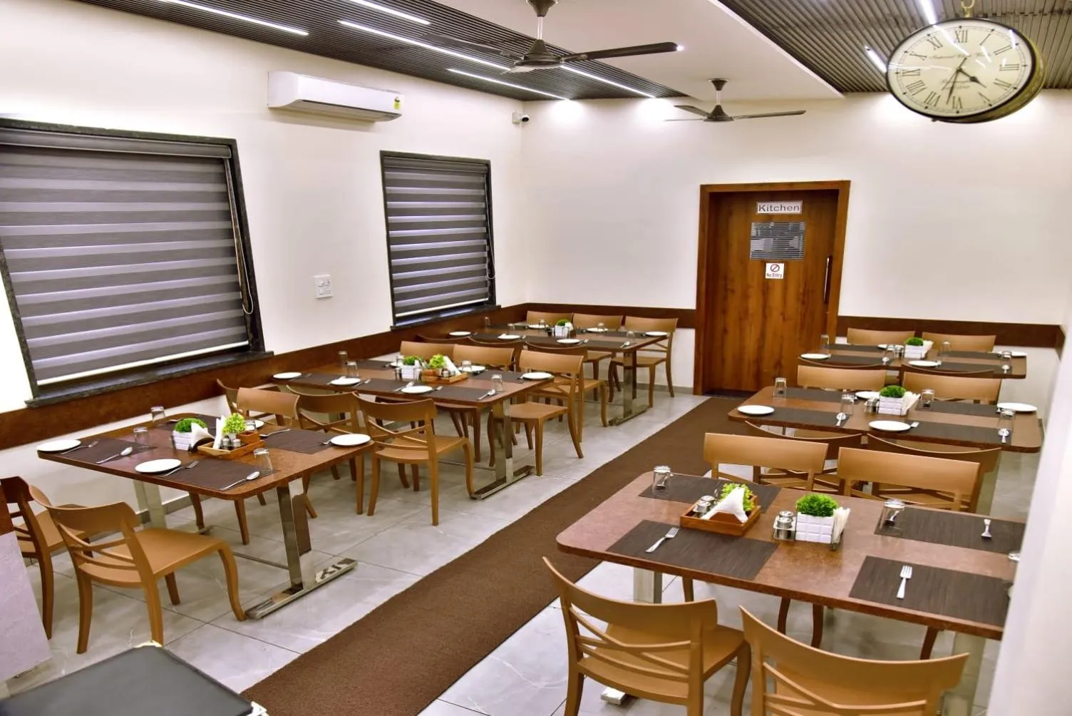 Restaurant/places to eat in Hotel Wing Orbit