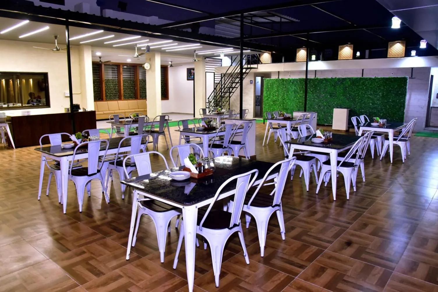 Restaurant/places to eat in Hotel Wing Orbit